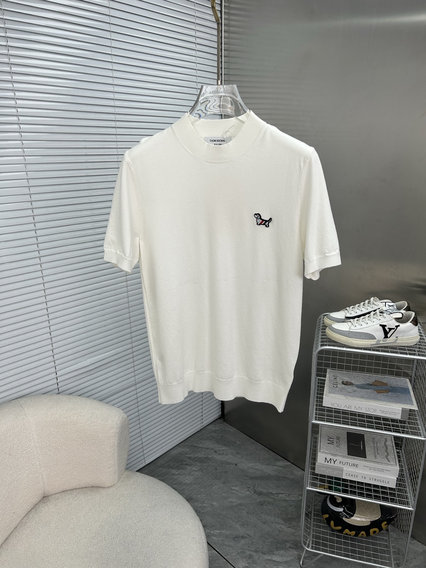 NO:910728,TB Tom Brown 2026 spring and summer small mid-collar sweater 'breathable but not stuffy' is a true [old money style] highly breathable Tencel fabric, comfortable and not stuffy to wear in summer, crisp and stylish, small logo and heavy craftsmanship, simple and not simple, high-end Tencel sweater short-sleeved, solid color and simple, fashionable yet luxurious, quality is beyond doubt, the upper body effect is great, size M-4XL, shipped next day,,thom  browne,T-shirt,19860909TB汤姆布朗 2026春夏款小中领针织衫《透气不闷热》真正【老钱风】甄选高度透气天丝面料,夏季穿着舒服不闷热,版型挺括有型,小logo重工艺搭配简约不简单,高端级天丝羊毛衫短袖 纯色简约 时尚不失奢华 品质毋庸置疑 上身效果超赞,尺码M-4XL,隔天出货,,thom browne,T-shirt,,Men's clothing