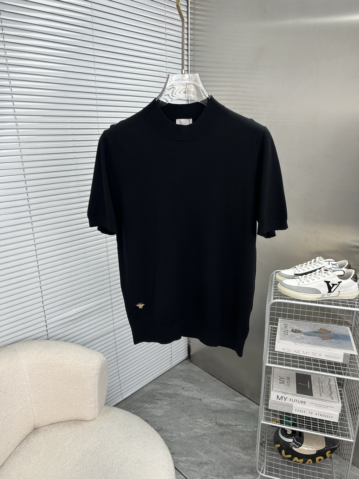 NO:910723,DIOR Dior's 2026 spring and summer small mid-collar sweater 'breathable but not stuffy' is truly [old money style] highly breathable Tencel fabric, comfortable and not stuffy to wear in summer, crisp and stylish, small logo and heavy craftsmanship, simple but not simple, high-end Tencel cardigan short sleeves, pure color and simplicity, fashionable yet luxurious, quality is beyond doubt  The upper body effect is great, sizes M-4XL, next day shipping, dior, dior, T-shirt,19860909DIOR迪奥 2026春夏款小中领针织衫《透气不闷热》真正【老钱风】甄选高度透气天丝面料,夏季穿着舒服不闷热,版型挺括有型,小logo重工艺搭配简约不简单,高端级天丝羊毛衫短袖 纯色简约 时尚不失奢华 品质毋庸置疑 上身效果超赞,尺码M-4XL,隔天出货,,dior,dior,T-shirt,,Men's clothing