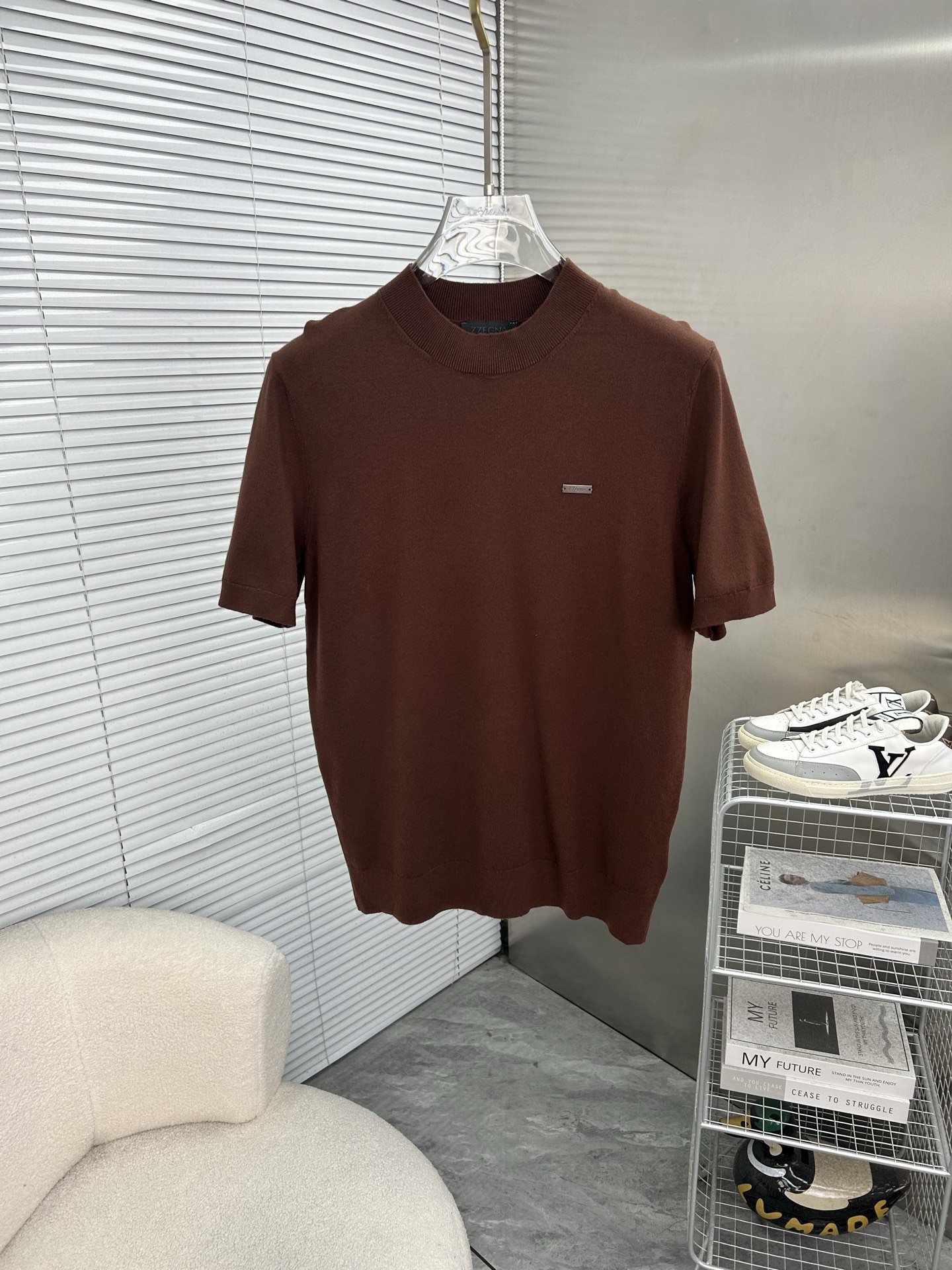 NO:910711,ZEGNA Zegna 2026 spring and summer small mid-collar sweater 'breathable but not stuffy' is truly [old money style] highly breathable Tencel fabric, comfortable and not stuffy to wear in summer, crisp and stylish, small logo and heavy craftsmanship, simple and not simple, high-end Tencel wool sweater short-sleeved, solid color and simple, fashionable yet luxurious, quality is beyond doubt, the upper body effect is great, size M-4XL, shipped next day,,zegna,T-shirt,19860909ZEGNA杰尼亚 2026春夏款小中领针织衫《透气不闷热》真正【老钱风】甄选高度透气天丝面料,夏季穿着舒服不闷热,版型挺括有型,小logo重工艺搭配简约不简单,高端级天丝羊毛衫短袖 纯色简约 时尚不失奢华 品质毋庸置疑 上身效果超赞,尺码M-4XL,隔天出货,,zegna,T-shirt,,Men's clothing