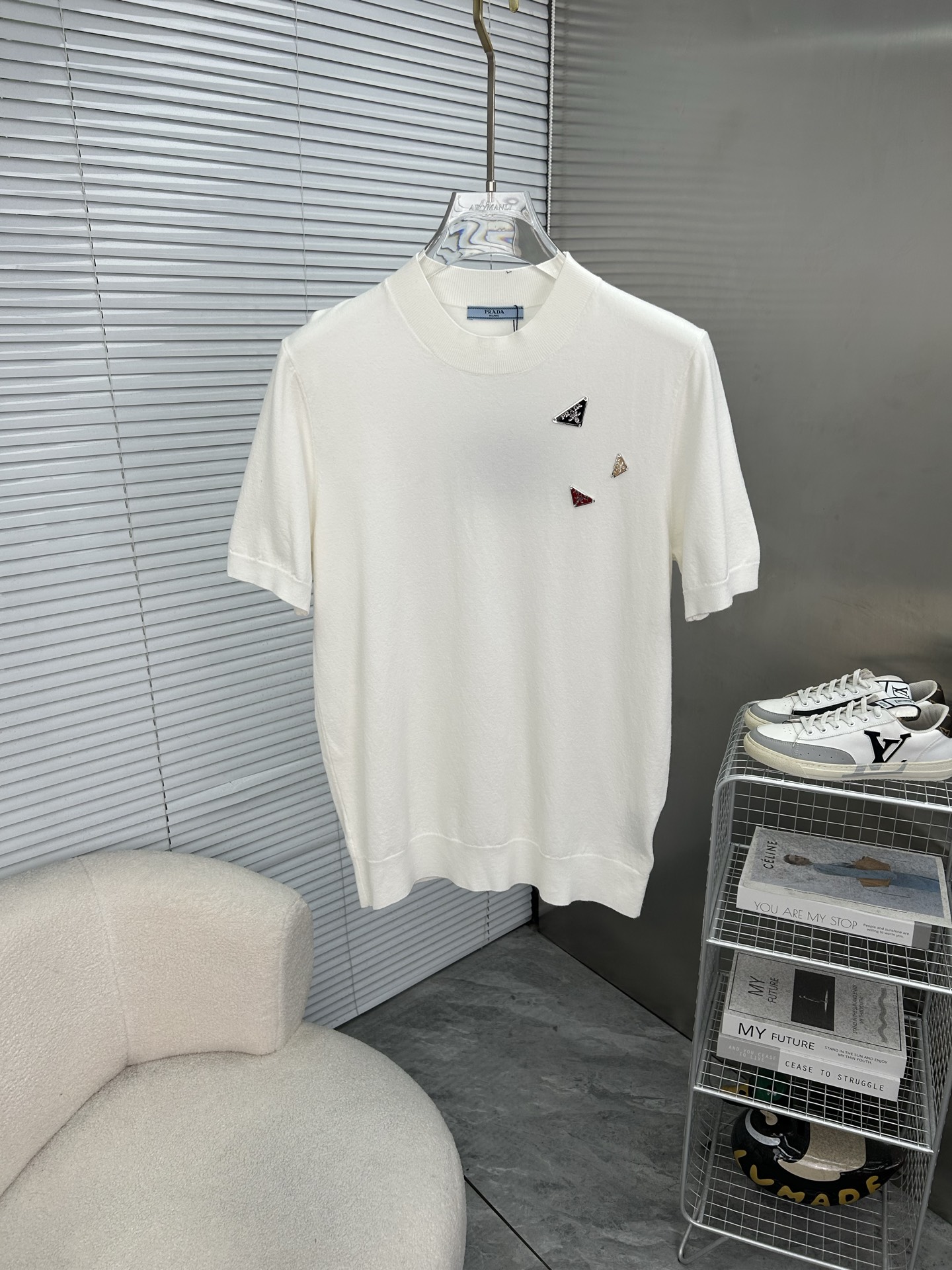 NO:937121,PRADA 2026 Spring and Summer Small Medium Collar Sweater 'Breathable and Not Stuffy' True [Old Money Style] Selected highly breathable Tencel fabric, comfortable and not stuffy to wear in summer, crisp and stylish, small logo and heavy craftsmanship, simple but not simple, high-end Tencel cardigan short sleeves, simple color, fashionable yet luxurious, quality beyond doubt  The upper body effect is great, sizes M-4XL, next day shipping, prada, prada, T-shirt,19860909PRADA普拉达 2026春夏款小中领针织衫《透气不闷热》真正【老钱风】甄选高度透气天丝面料,夏季穿着舒服不闷热,版型挺括有型,小logo重工艺搭配简约不简单,高端级天丝羊毛衫短袖 纯色简约 时尚不失奢华 品质毋庸置疑 上身效果超赞,尺码M-4XL,隔天出货,,prada,prada,T-shirt,,Men's clothing