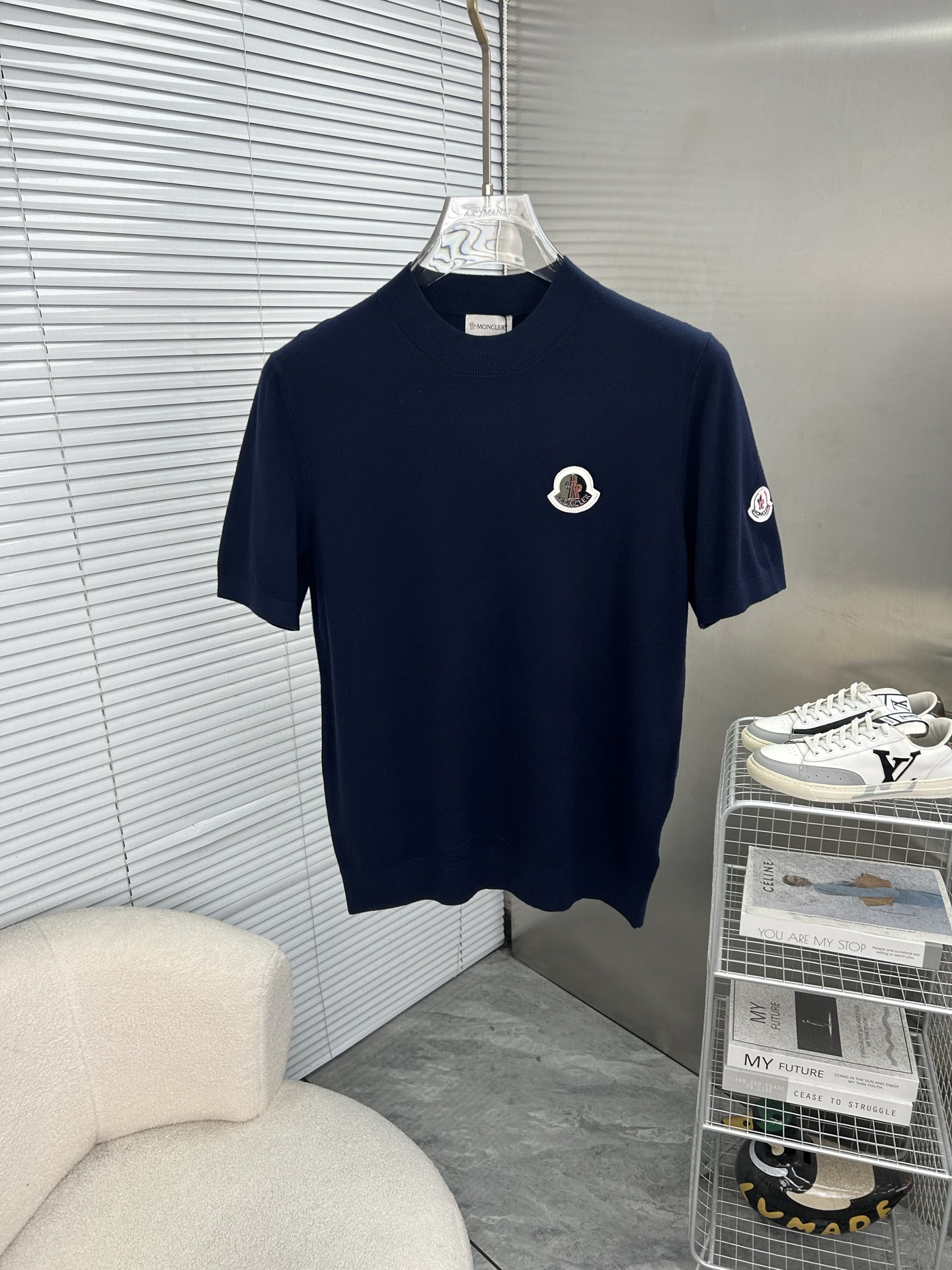 NO:910705,MONCLER Mouth Mouth 2026 Spring/Summer Small Medium Collar Sweater 'Breathable but Not Stuffy' True [Old Money Style] Highly breathable Tencel fabric is selected, comfortable to wear in summer but not stuffy, the version is crisp and stylish, the small logo and heavy craftsmanship are simple but not simple, the high-end Tencel woolen sweater short-sleeved solid color is simple, fashionable yet luxurious, and the quality is beyond doubt  The upper body effect is great, sizes M-4XL, next day shipping, Moncler, T-shirt,19860909MONCLER蒙口 2026春夏款小中领针织衫《透气不闷热》真正【老钱风】甄选高度透气天丝面料,夏季穿着舒服不闷热,版型挺括有型,小logo重工艺搭配简约不简单,高端级天丝羊毛衫短袖 纯色简约 时尚不失奢华 品质毋庸置疑 上身效果超赞,尺码M-4XL,隔天出货,,Moncler,T-shirt,,Men's clothing
