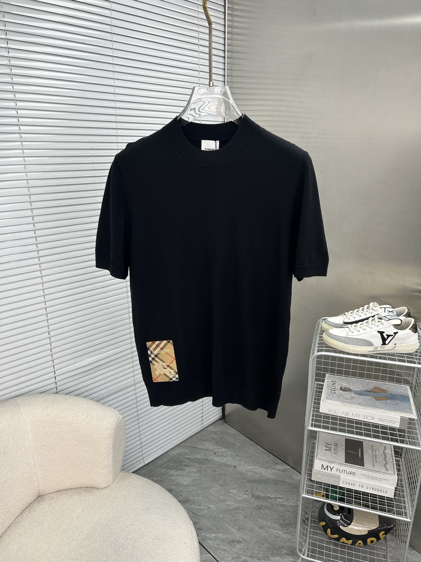 NO:910700,BURBERRY 2026 spring and summer small mid-collar sweater 'breathable but not stuffy' is a true [old money style] highly breathable Tencel fabric, comfortable and not stuffy to wear in summer, crisp and stylish, small logo and heavy craftsmanship, simple but not simple, high-end Tencel wool sweater short sleeves, pure color and simple, fashionable but luxurious, quality is beyond doubt  The upper body effect is great, sizes M-4XL, next day shipping, burberry, burberry, T-shirt,19860909BURBERRY巴宝莉 2026春夏款小中领针织衫《透气不闷热》真正【老钱风】甄选高度透气天丝面料,夏季穿着舒服不闷热,版型挺括有型,小logo重工艺搭配简约不简单,高端级天丝羊毛衫短袖 纯色简约 时尚不失奢华 品质毋庸置疑 上身效果超赞,尺码M-4XL,隔天出货,,burberry,burberry,T-shirt,,Men's clothing