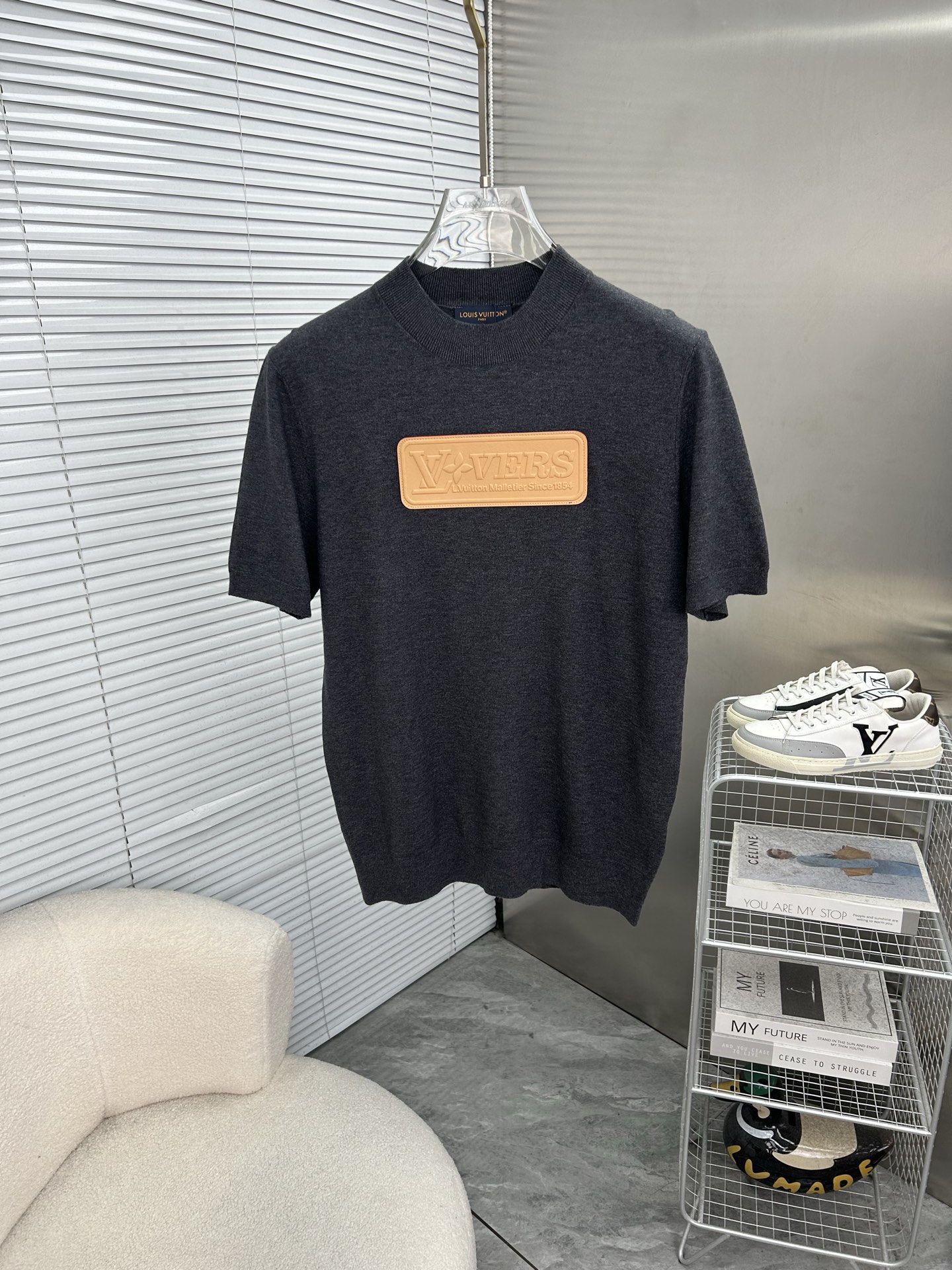 NO:910694,LV Louis Vuitton 2026 spring and summer small mid-collar sweater 'breathable but not stuffy' is a true [old money style] highly breathable Tencel fabric, comfortable and not stuffy to wear in summer, crisp and stylish, small logo and heavy craftsmanship, simple and not simple, high-end Tencel cardigan short-sleeved, pure color and simple, fashionable but luxurious, quality is beyond doubt, the upper body effect is great, size M-4XL, shipped next day, louis  vuitton,louis vuitton,T-shirt,19860909LV路易威登 2026春夏款小中领针织衫《透气不闷热》真正【老钱风】甄选高度透气天丝面料,夏季穿着舒服不闷热,版型挺括有型,小logo重工艺搭配简约不简单,高端级天丝羊毛衫短袖 纯色简约 时尚不失奢华 品质毋庸置疑 上身效果超赞,尺码M-4XL,隔天出货,,louis vuitton,louis vuitton,T-shirt,,Men's clothing