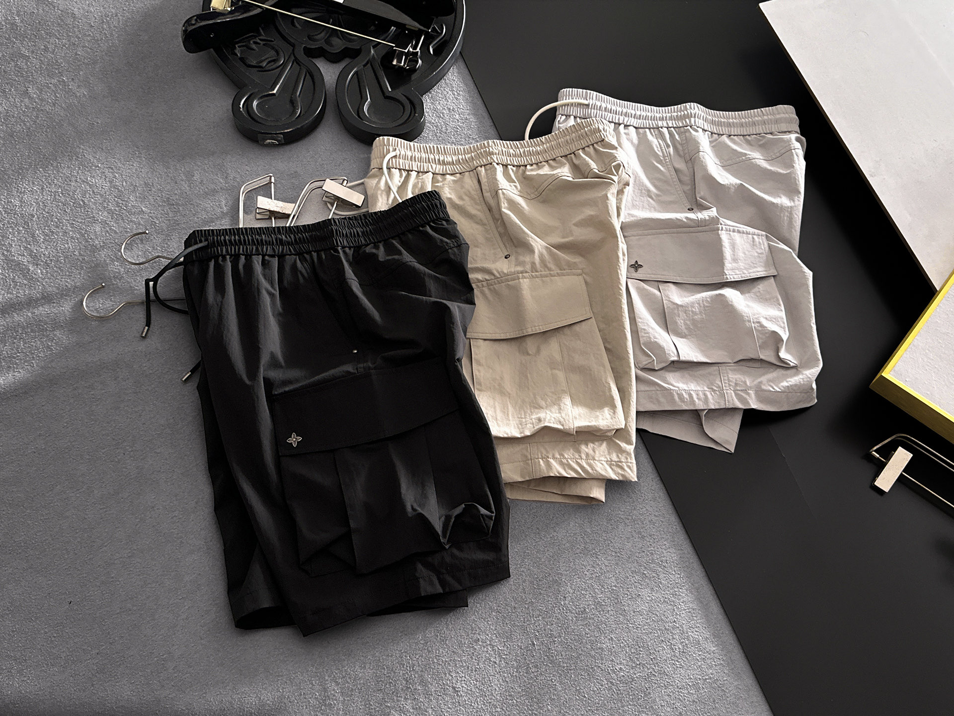 NO:908306,26ss new summer men's casual work shorts, American retro [complete with three standards] advanced customized summer special technology quick-drying breathable fabric, high breathability and comfort, impeccable details, customized development of accessories, what you see is what you get, reflecting high quality. It feels delicate and soft!  Three-dimensional cutting, simple and fashionable, and the upper body shape is awesome!  Code number 29-38, no 35 (shipped next day),, shorts,1986090926ss夏季新款男士休闲工装短裤 美式复古【三标齐全】高级定制夏季专用科技速干透气面料 透气舒适度高,细节无可挑剔,辅料定制开发,所见即所得,体现高品质.手感细腻柔软！立体裁剪,简单时尚,上身版型超赞！码数29-38,无35（隔天出货）,,shorts,,Men's clothing