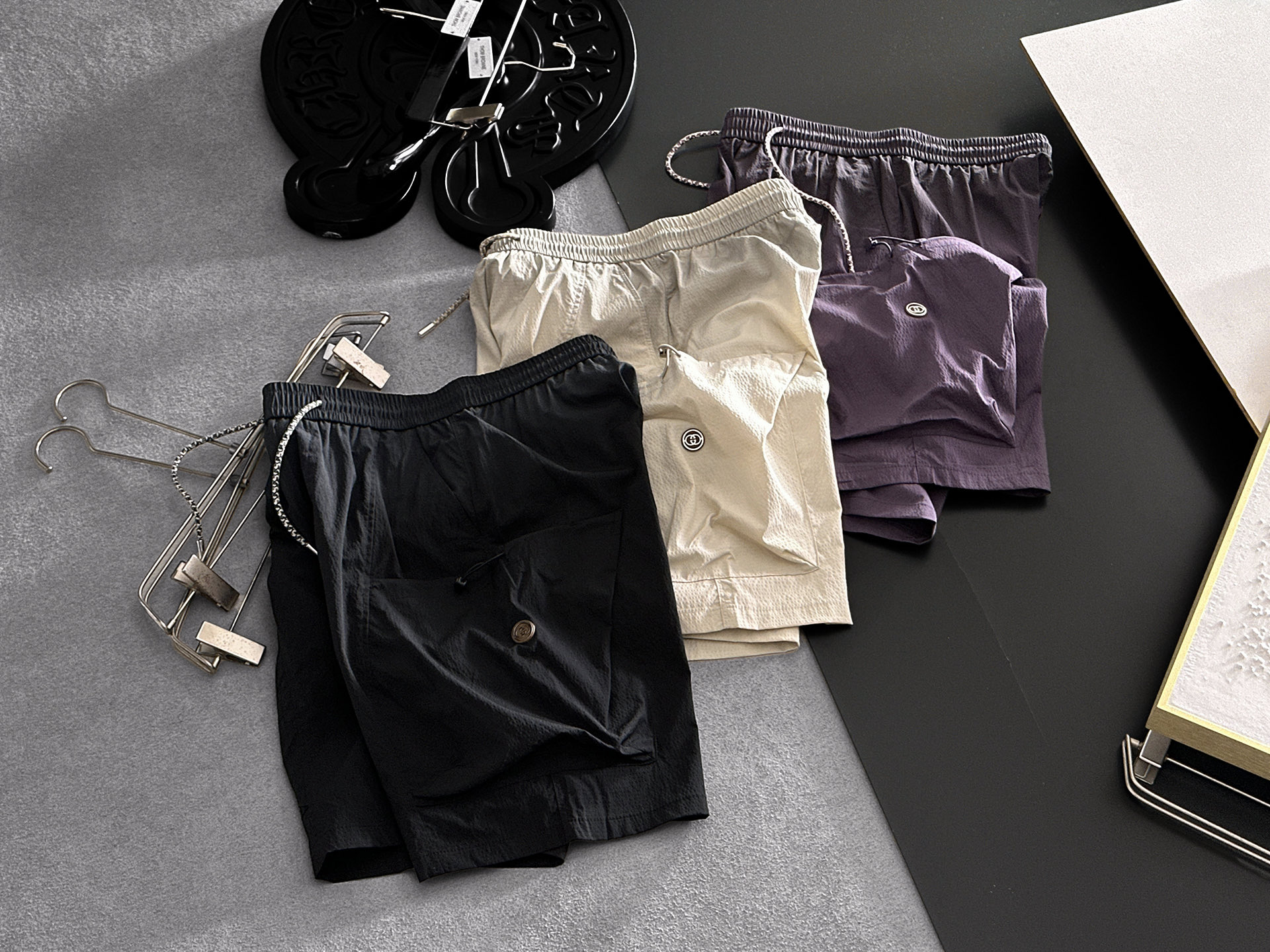 NO:908301,GUCCI Gucci 26ss new summer men's casual work shorts, American retro [complete with three standards] advanced customized summer special technology quick-drying breathable fabric, high breathability and comfort, impeccable details, customized development of accessories, what you see is what you get, reflecting high quality. It feels delicate and soft!  Three-dimensional cutting, simple and fashionable, and the upper body shape is awesome!  Size M-4XL (shipped next day),,gucci,shorts,19860909GUCCI古奇 26ss夏季新款男士休闲工装短裤 美式复古【三标齐全】高级定制夏季专用科技速干透气面料 透气舒适度高,细节无可挑剔,辅料定制开发,所见即所得,体现高品质.手感细腻柔软！立体裁剪,简单时尚,上身版型超赞！码数M-4XL（隔天出货）,,gucci,shorts,,Men's clothing