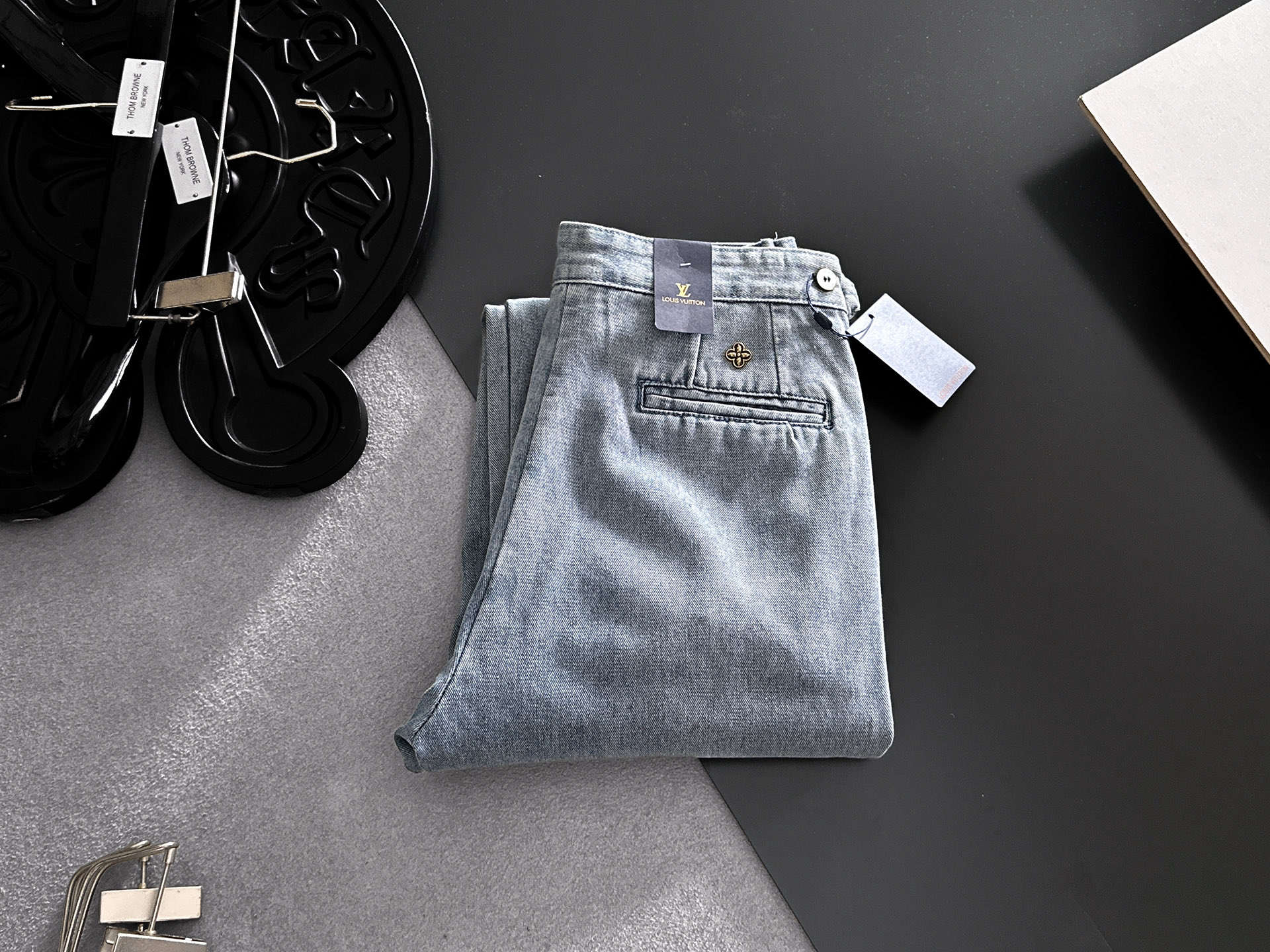 NO:918822,LV Louis Vuitton casual pants, trousers, new style, four-season style, special fabric for advanced custom pants, customized original hardware, heavy craftsmanship, fine turning and routing, customized fabric, soft and comfortable, significant texture, exquisite accessories, excellent upper body effect, complete three standards, standard size 29-36, no 35 (shipped next day),, louis vuitton, louis vuitton,19860909LV路易威登 休闲裤 西裤 新款 四季款 高级定制裤子专用面料 定制原版五金 重工工艺打造 车工走线精细 定制面料 柔软舒适 质感显著 辅料精美 上身效果超赞 三标齐全 标准尺码29-36,无35（隔天出货）,,louis vuitton,louis vuitton,,Men's clothing