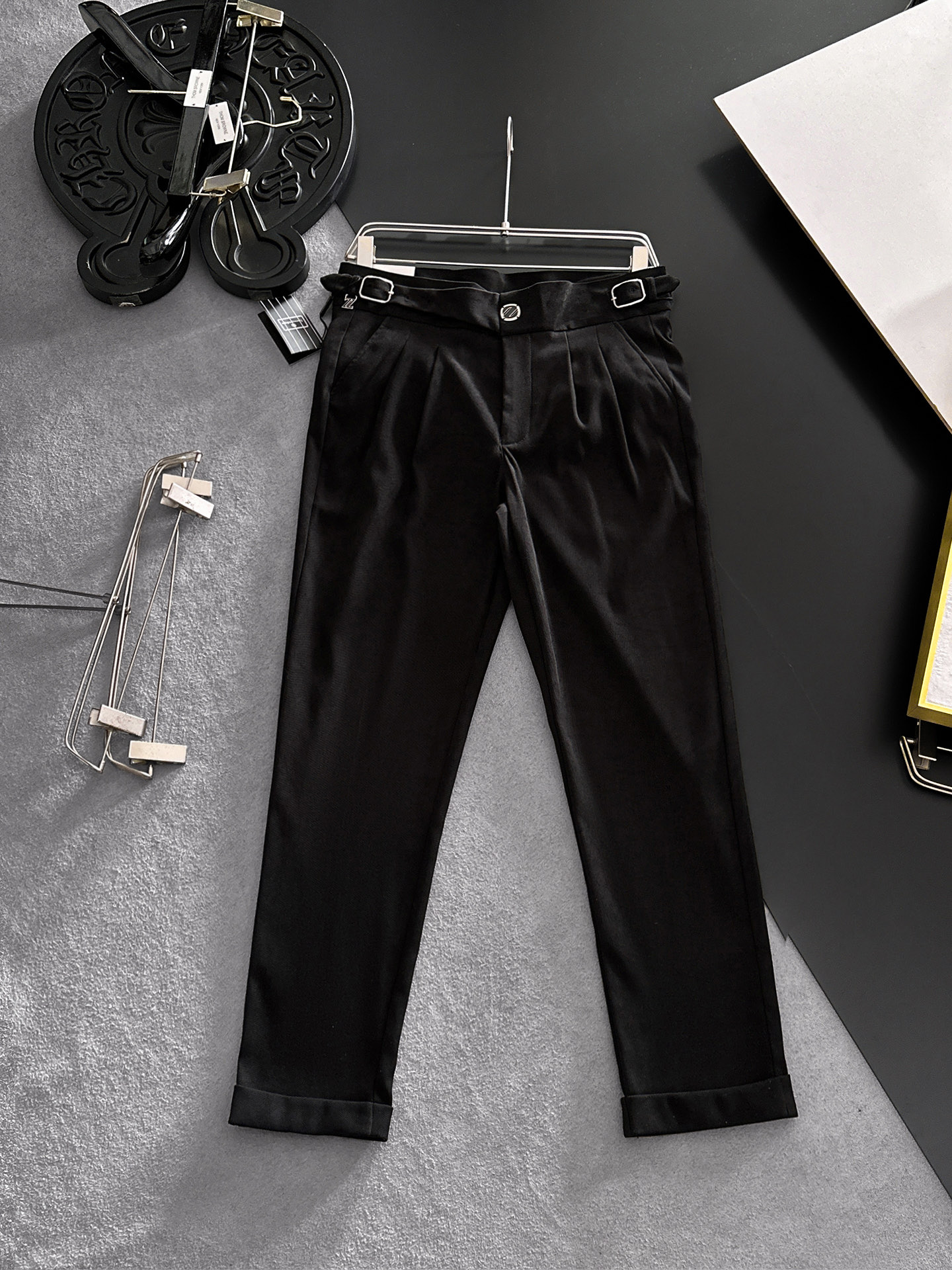 NO:918819,ZEGNA Zegna casual pants, trousers, new style, four seasons, special fabric for advanced custom pants, customized original hardware, heavy craftsmanship, fine turning and routing, customized fabric, soft and comfortable, significant texture, exquisite accessories, great upper body effect, complete three standards, standard size 29-36, no 35 (shipped next day),,zegna,19860909ZEGNA杰尼亚 休闲裤 西裤 新款 四季款 高级定制裤子专用面料 定制原版五金 重工工艺打造 车工走线精细 定制面料 柔软舒适 质感显著 辅料精美 上身效果超赞 三标齐全 标准尺码29-36,无35（隔天出货）,,zegna,,Men's clothing