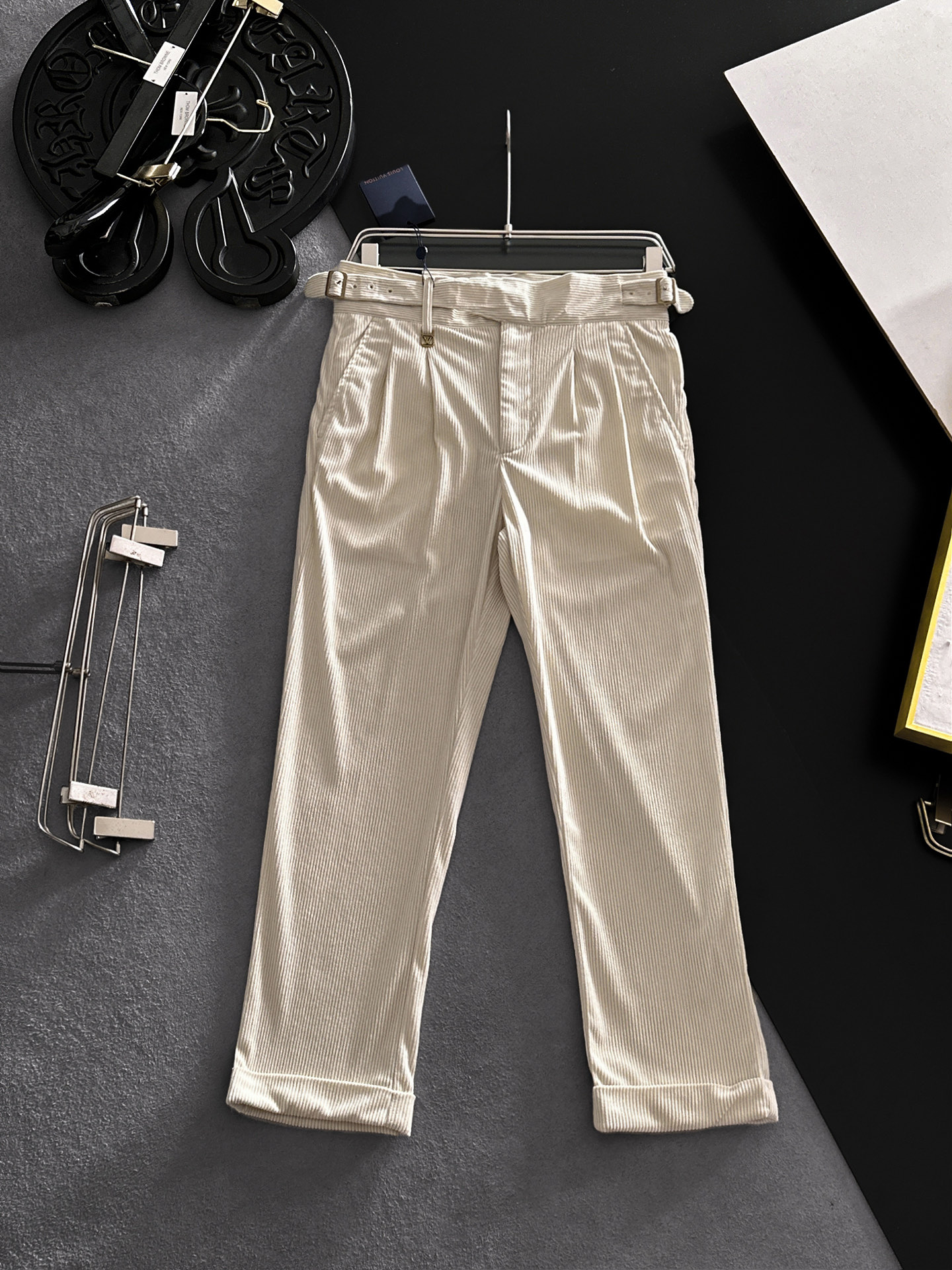 NO:918837,LV Louis Vuitton casual pants, trousers, new style, four-season style, special fabric for advanced custom pants, customized original hardware, heavy craftsmanship, fine turning and routing, customized fabric, soft and comfortable, significant texture, exquisite accessories, excellent upper body effect, complete three standards, standard size 29-36, no 35 (shipped next day),, louis vuitton, louis vuitton,19860909LV路易威登 休闲裤 西裤 新款 四季款 高级定制裤子专用面料 定制原版五金 重工工艺打造 车工走线精细 定制面料 柔软舒适 质感显著 辅料精美 上身效果超赞 三标齐全 标准尺码29-36,无35（隔天出货）,,louis vuitton,louis vuitton,,Men's clothing
