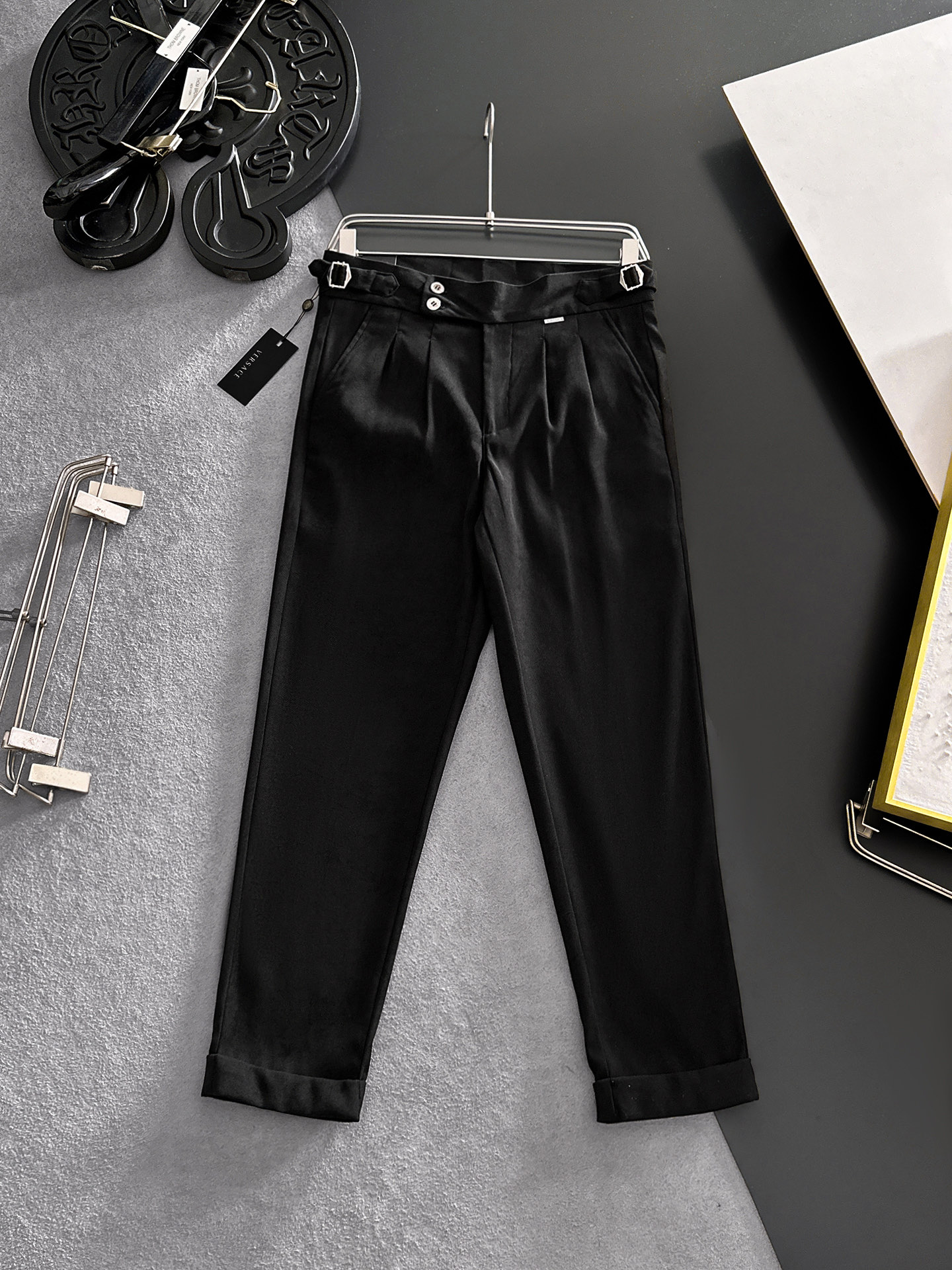 NO:918816,VERSACE Versace casual pants, trousers, new style, four seasons, special fabric for advanced custom pants, customized original hardware, heavy craftsmanship, fine turning and routing, customized fabric, soft and comfortable, significant texture, exquisite accessories, great upper body effect, complete three standards, standard size 29-36, no 35 (shipped next day),,versace,versace,19860909VERSACE范思哲 休闲裤 西裤 新款 四季款 高级定制裤子专用面料 定制原版五金 重工工艺打造 车工走线精细 定制面料 柔软舒适 质感显著 辅料精美 上身效果超赞 三标齐全 标准尺码29-36,无35（隔天出货）,,versace,versace,,Men's clothing