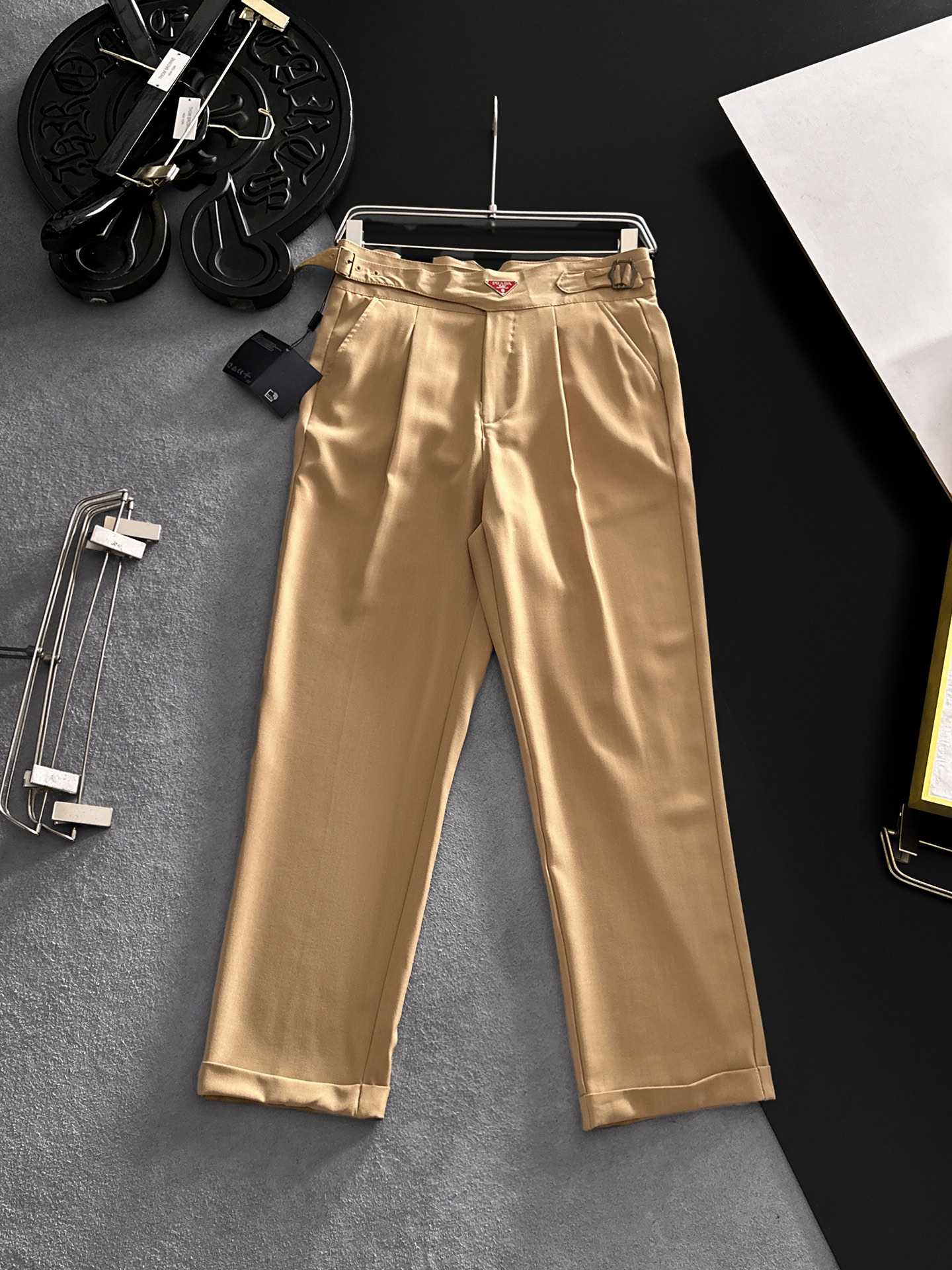 NO:918831,PRADA Casual pants, trousers, new style, four seasons, special fabric for advanced custom trousers, customized original hardware, heavy craftsmanship, fine turning and wiring, customized fabric, soft and comfortable, significant texture, exquisite accessories, great upper body effect, complete three standards, standard size 29-36, no 35 (shipped next day),, prada, prada,19860909PRADA普拉达 休闲裤 西裤 新款 四季款 高级定制裤子专用面料 定制原版五金 重工工艺打造 车工走线精细 定制面料 柔软舒适 质感显著 辅料精美 上身效果超赞 三标齐全 标准尺码29-36,无35（隔天出货）,,prada,prada,,Men's clothing