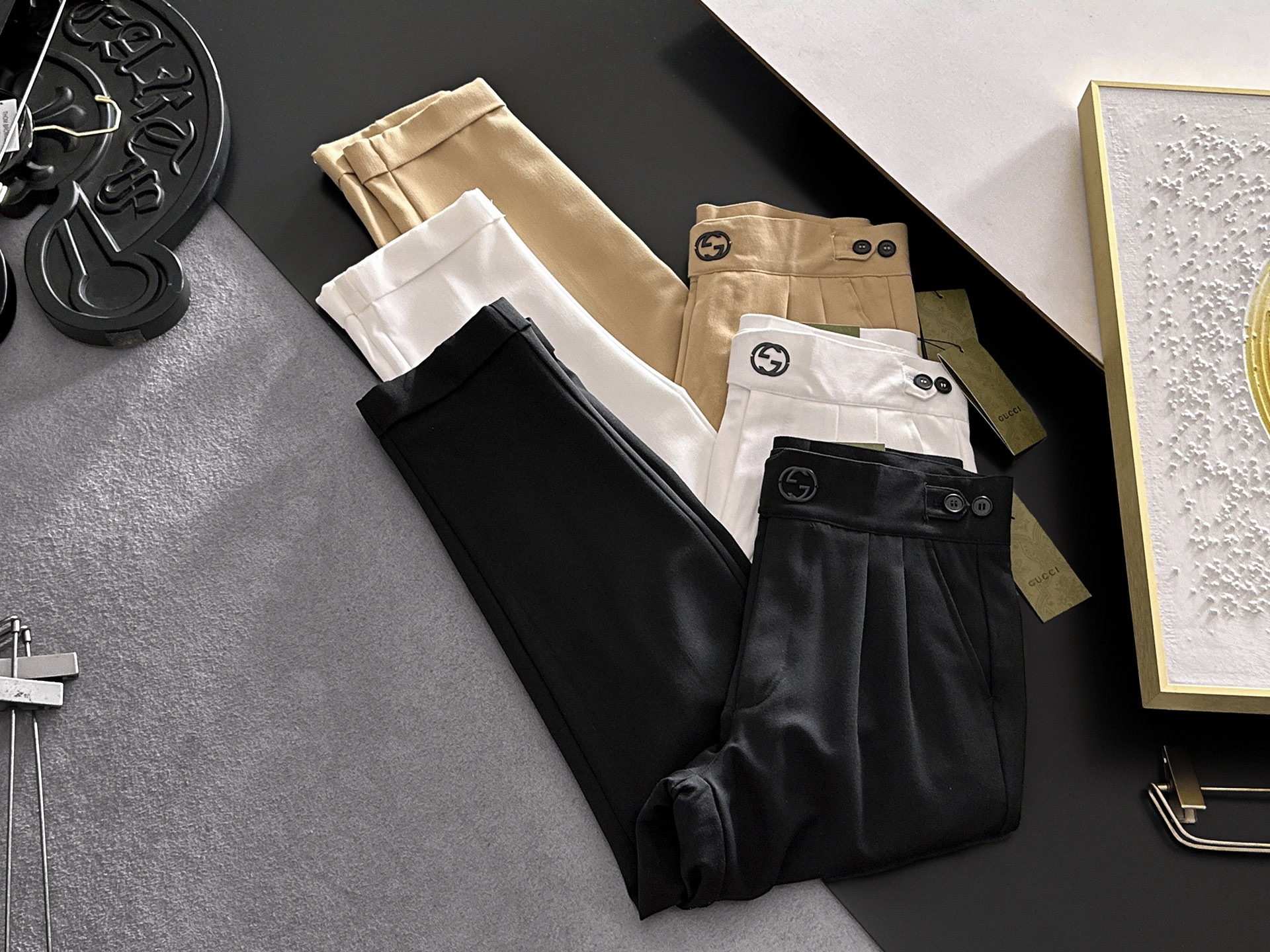 NO:918828,GUCCI casual pants, trousers, new style, four seasons, special fabric for advanced custom trousers, customized original hardware, heavy craftsmanship, fine turning and routing, customized fabric, soft and comfortable, significant texture, exquisite accessories, great upper body effect, complete three standards, standard size 29-36, no 35 (shipped next day),,gucci,19860909GUCCI古奇 休闲裤 西裤 新款 四季款 高级定制裤子专用面料 定制原版五金 重工工艺打造 车工走线精细 定制面料 柔软舒适 质感显著 辅料精美 上身效果超赞 三标齐全 标准尺码29-36,无35（隔天出货）,,gucci,,Men's clothing