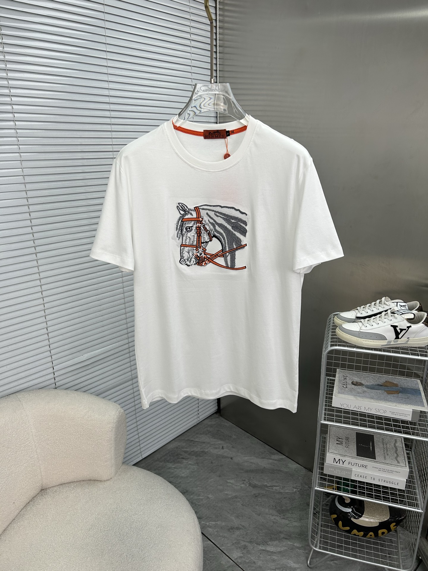 NO:839115,HERMES spring and summer new style debut counter latest short-sleeved round neck T-shirt high-end custom design avant-garde fashion!  The brand logo is designed with heavy craftsmanship. High-end customized mercerized long-staple cotton fabric. Soft to the touch. Comfortable to wear. Exquisite stitching at the counter level. Fine workmanship. The upper body effect is incomparably handsome!  A must-have item for a stylish man!  Size M-3XL,,hermes,hermes,T-shirt,tees,t-shirt,19860909HERMES爱马仕 春夏新款首发专柜最新款短袖圆领T恤 高端订制 设计前卫时尚！品牌logo重工艺设计 高端定制丝光长绒棉面料.手感柔软.穿着舒适.专柜级别精致车线.做工精细.上身效果无敌帅气！型男必备单品！码数M-3XL,,hermes,hermes,T-shirt,tees，t-shirt,,Men's clothing
