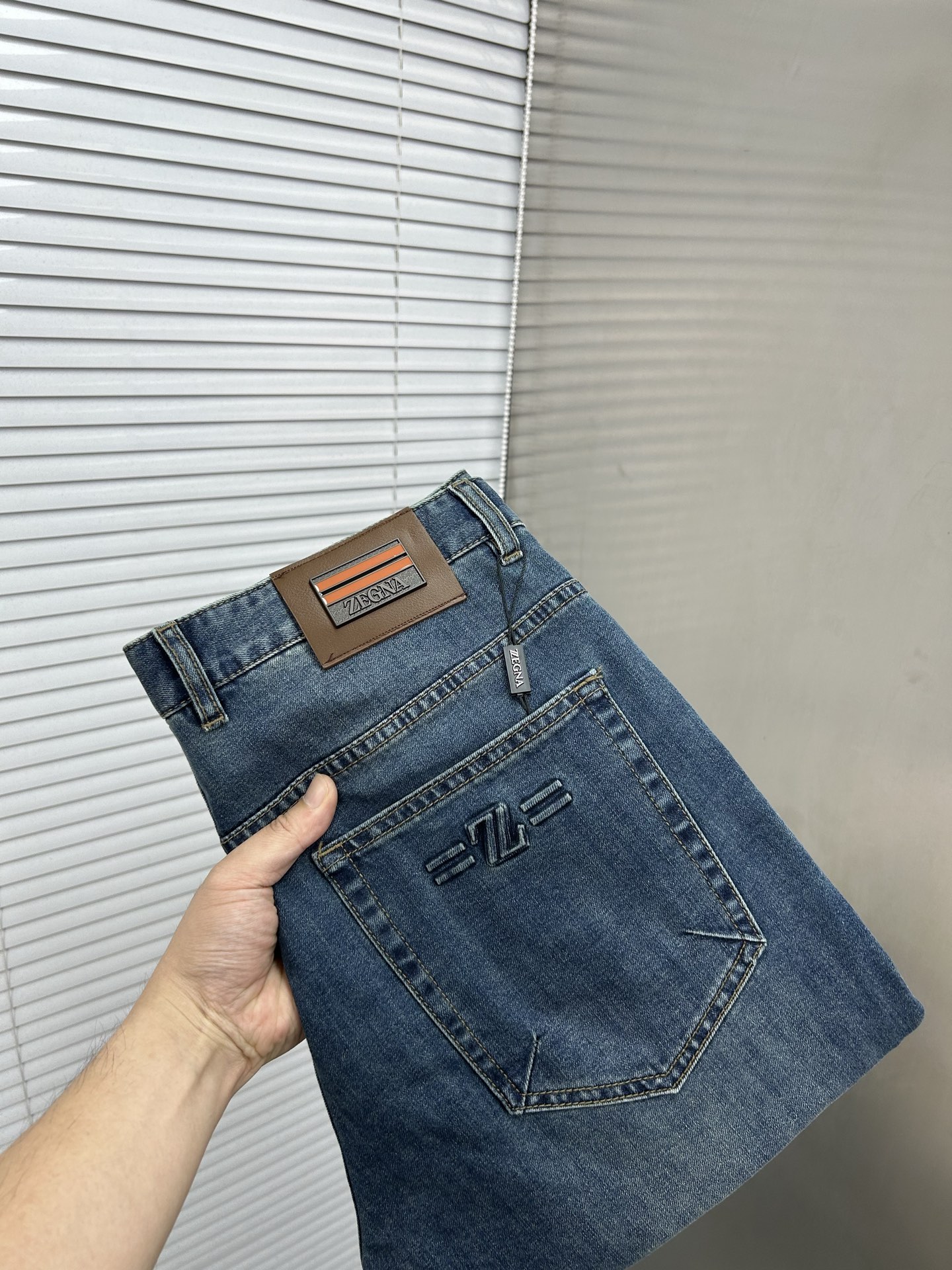 NO:855677,ZEGNA Zegna high-end small expensive jeans 2026ss new men's jeans trousers, small straight, slightly elastic, slimming, perfect details, high-quality hardware and accessories, fine workmanship, complete three standards, code number 30-40,,zegna,jeans,19860909ZEGNA杰尼亚 高端小贵牛仔裤 2026ss新款男士牛仔裤长裤 小直筒 微弹力显瘦修身,细节完美,五金辅料精选高等品质,做功精细,三标齐全 码数30-40,,zegna,jeans,,Men's clothing