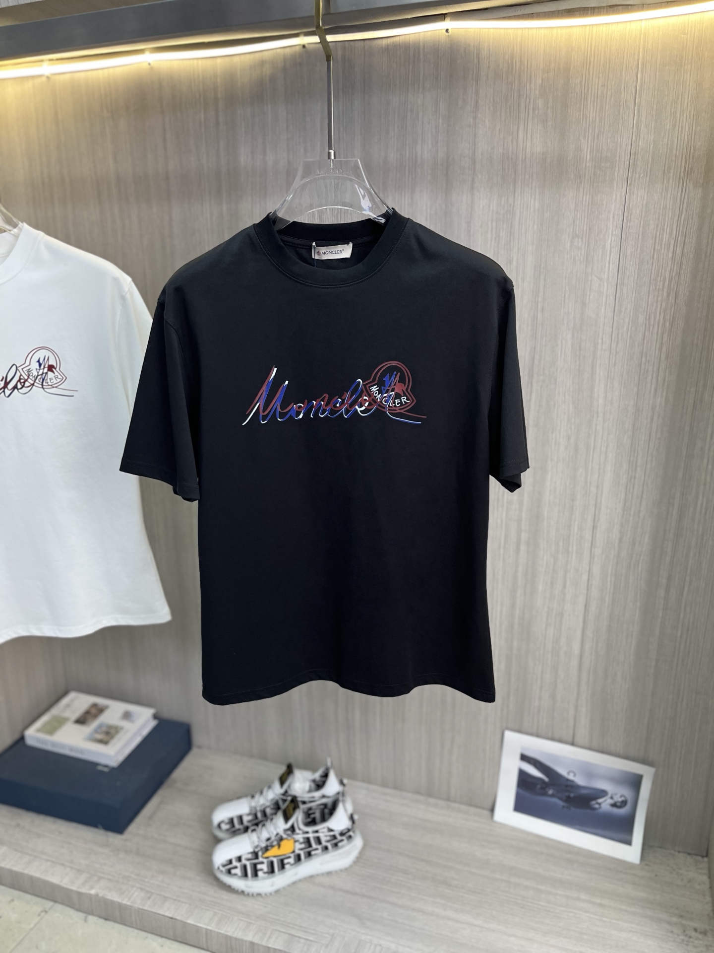 NO:835903,MONCLER's latest 2026ss spring and summer short-sleeved T-shirts are now available!  !  2026 new T-shirt, high-version special fabric, high weight pure cotton mercerized fabric, comfortable yet wide upper body, embroidery technology, digital printing, flocking technology, same style for men and women, loose version, fine workmanship, comfortable fabric upper body, super handsome upper body, same style for men and women, M-3XL, Moncler, T-shirt, tees, t-shirt,19860909MONCLER蒙口 2026ss春夏最新款短袖T恤出货啦！！ 2026新款T恤 高版本专用面料 高克重纯棉丝光面料 上身舒适不失挺阔 刺绣工艺、数字印花、植绒工艺,男女同款 宽松版型 做工走线精细 面料上身舒适 超帅上身 男女同款M-3XL,,Moncler,T-shirt,tees，t-shirt,,Men's clothing