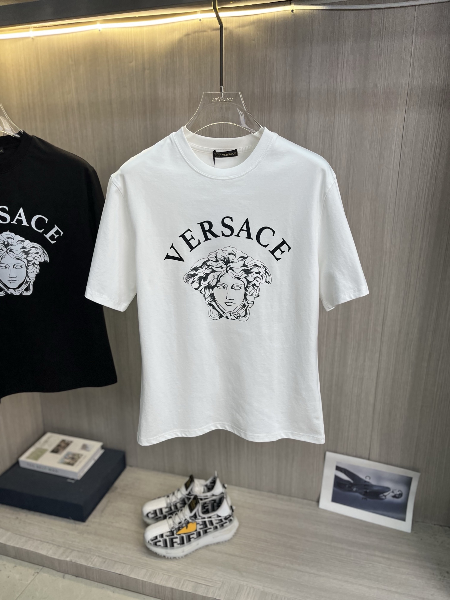 NO:835910,VERSACE Versace's latest 2026ss spring and summer short-sleeved T-shirt is now available!  !  2026 new T-shirt, high-version special fabric, high weight pure cotton mercerized fabric, comfortable yet wide upper body, embroidery technology, digital printing, flocking technology, same style for men and women, loose version, fine workmanship, comfortable upper body, super handsome upper body, same style for men and women, M-3XL,,versace,versace,T-shirt,tees,t-shirt,19860909VERSACE范思哲 2026ss春夏最新款短袖T恤出货啦！！ 2026新款T恤 高版本专用面料 高克重纯棉丝光面料 上身舒适不失挺阔 刺绣工艺、数字印花、植绒工艺,男女同款 宽松版型 做工走线精细 面料上身舒适 超帅上身 男女同款M-3XL,,versace,versace,T-shirt,tees，t-shirt,,Men's clothing