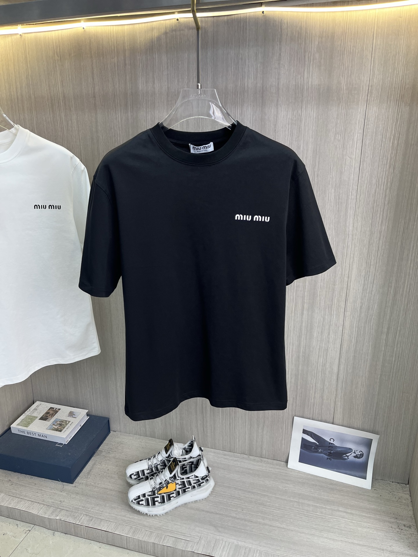 NO:835907,miu miu Miu Miu's latest 2026ss spring and summer short-sleeved T-shirts are now available!  !  2026 new T-shirt, high version special fabric, high weight pure cotton mercerized fabric, comfortable yet wide upper body, embroidery technology, digital printing, flocking technology, same style for men and women, loose version, fine workmanship, comfortable fabric upper body, super handsome upper body, same style for men and women, M-3XL,,miumiu,T-shirt,tees,t-shirt,19860909miu miu缪缪 2026ss春夏最新款短袖T恤出货啦！！ 2026新款T恤 高版本专用面料 高克重纯棉丝光面料 上身舒适不失挺阔 刺绣工艺、数字印花、植绒工艺,男女同款 宽松版型 做工走线精细 面料上身舒适 超帅上身 男女同款M-3XL,,miumiu,T-shirt,tees，t-shirt,,Men's clothing