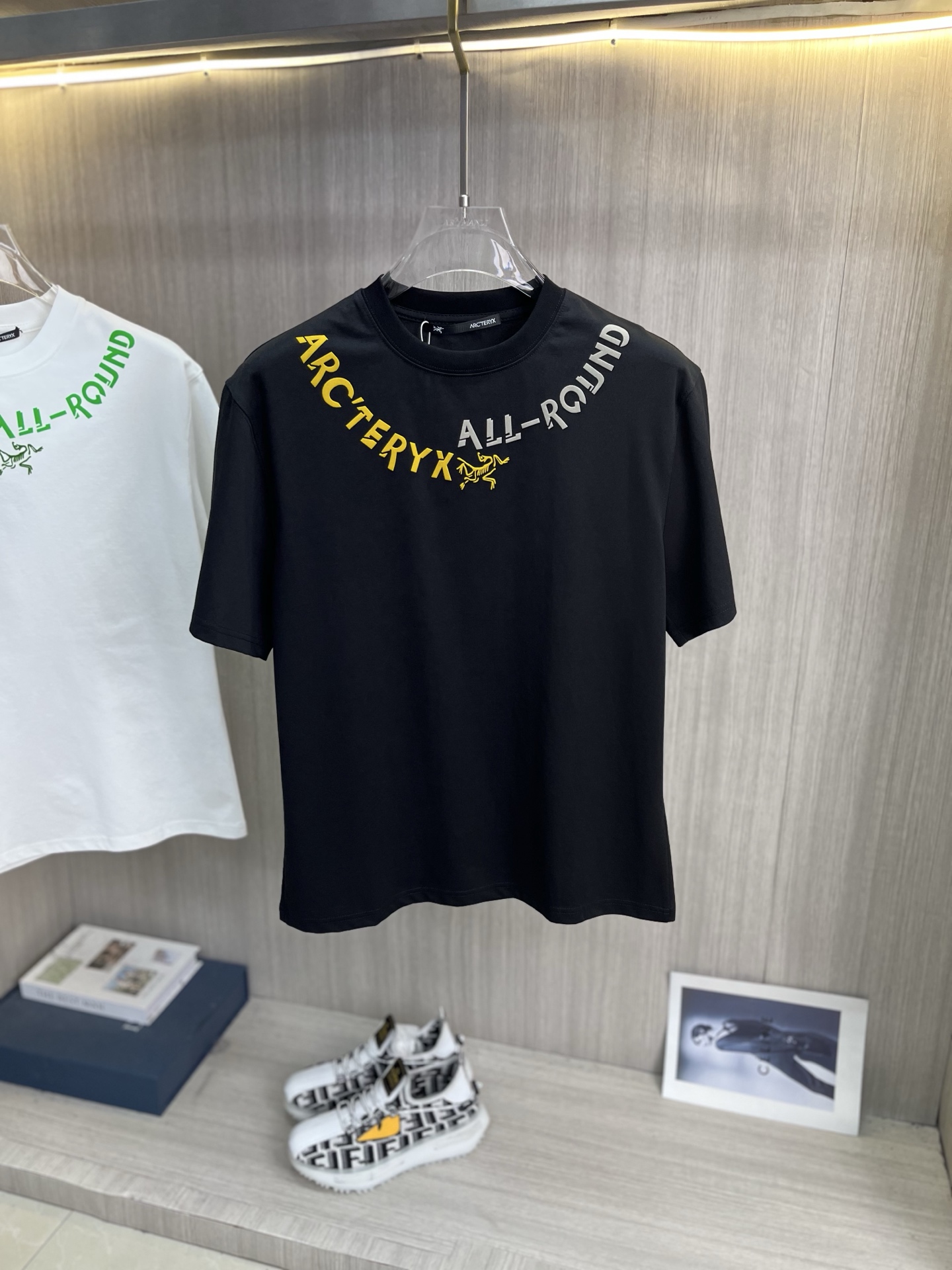 NO:835914,ARCTERYX 2026ss spring and summer latest short-sleeved T-shirt is now available!  !  2026 new T-shirt, high-version special fabric, high weight pure cotton mercerized fabric, comfortable yet wide upper body, embroidery technology, digital printing, flocking technology, same style for men and women, loose version, fine workmanship, comfortable fabric upper body, super handsome upper body, same style for men and women, M-3XL, arc'teryx, T-shirt, tees, t-shirt,19860909ARCTERYX始祖鸟 2026ss春夏最新款短袖T恤出货啦！！ 2026新款T恤 高版本专用面料 高克重纯棉丝光面料 上身舒适不失挺阔 刺绣工艺、数字印花、植绒工艺,男女同款 宽松版型 做工走线精细 面料上身舒适 超帅上身 男女同款M-3XL,arc'teryx,T-shirt,tees，t-shirt,,Men's clothing