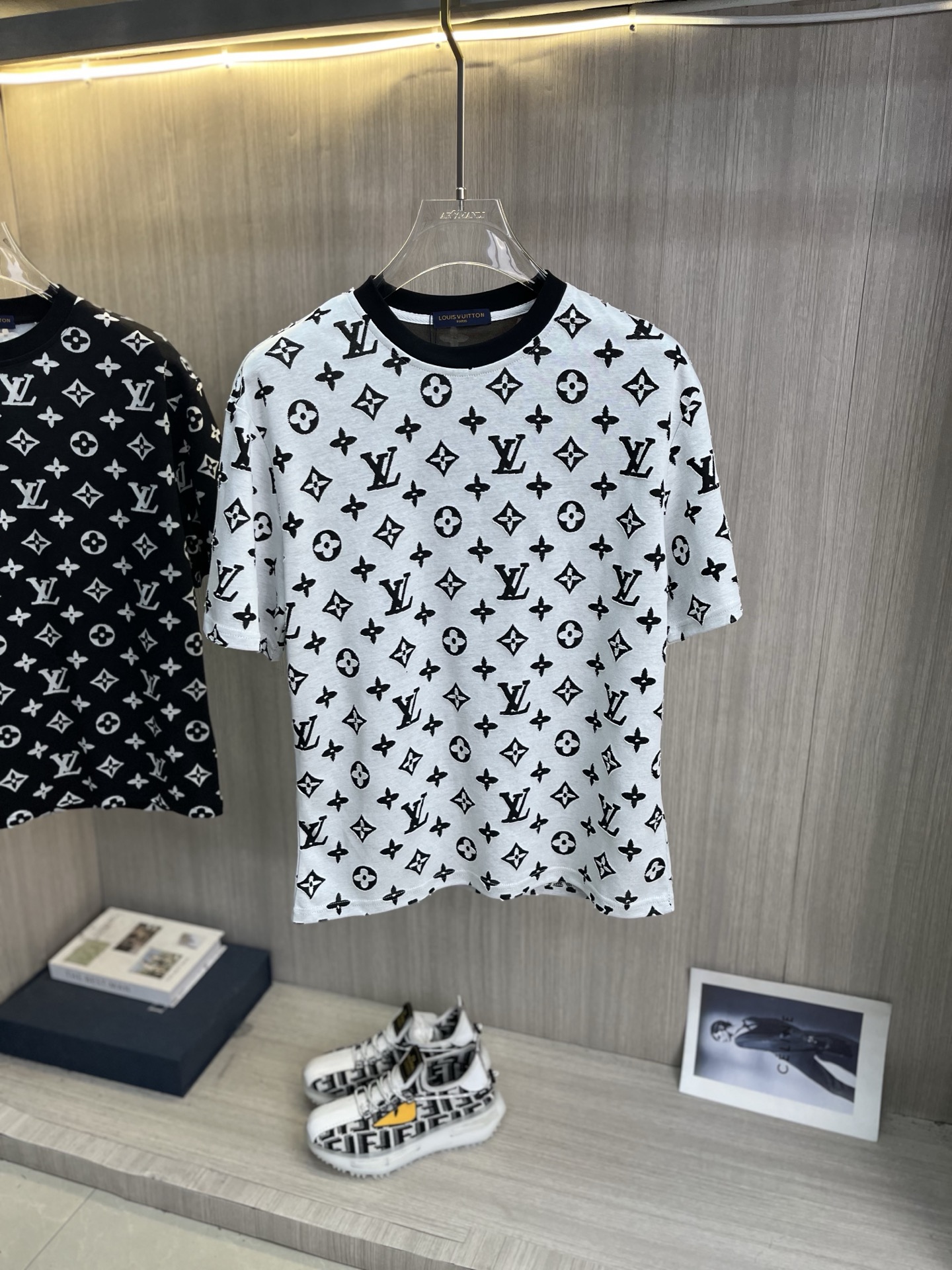NO:839051,LV Louis Vuitton 2026 spring and summer new style - precise positioning laser burnt design Super heavy series round neck short-sleeved tee The real thing is great and the same loose version for men and women High-quality pure cotton fabric three-dimensional cutting design, Lujia spring and summer classic color series, reject the market lo goods  vuitton,T-shirt,19860909LV路易威登 2026春夏新款-精准定位激光烧花设计 超级重磅系列圆领短袖tee 实物很棒男女同款宽松版 高品质纯棉面料立体裁剪设计,驴家春夏季经典色系,拒绝市场lo货 上身挺括有型 回头率超高 值得推荐入手 情侣闭眼入 尺码M-3XL,,louis vuitton,louis vuitton,louis vuitton,louis vuitton,T-shirt,,Men's clothing