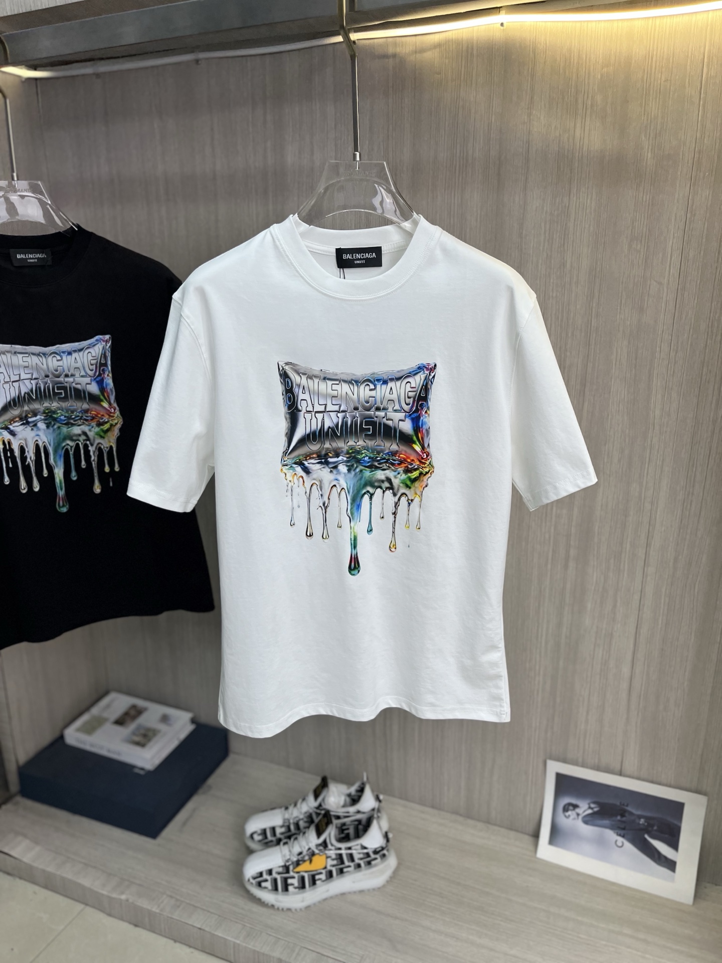 NO:839045,BALENCIAGA Balenciaga's latest 2026ss spring and summer short-sleeved T-shirt is now available!  !  2026 new T-shirt, high version special fabric, high weight pure cotton mercerized fabric, comfortable yet wide upper body, embroidery technology, digital printing, flocking technology, same style for men and women, loose version, fine workmanship, comfortable upper body, super handsome upper body, same style for men and women, M-3XL,,balenciaga,balenciaga,T-shirt,tees,t-shirt,19860909BALENCIAGA巴黎世家 2026ss春夏最新款短袖T恤出货啦！！ 2026新款T恤 高版本专用面料 高克重纯棉丝光面料 上身舒适不失挺阔 刺绣工艺、数字印花、植绒工艺,男女同款 宽松版型 做工走线精细 面料上身舒适 超帅上身 男女同款M-3XL,,balenciaga,balenciaga,T-shirt,tees，t-shirt,,Men's clothing
