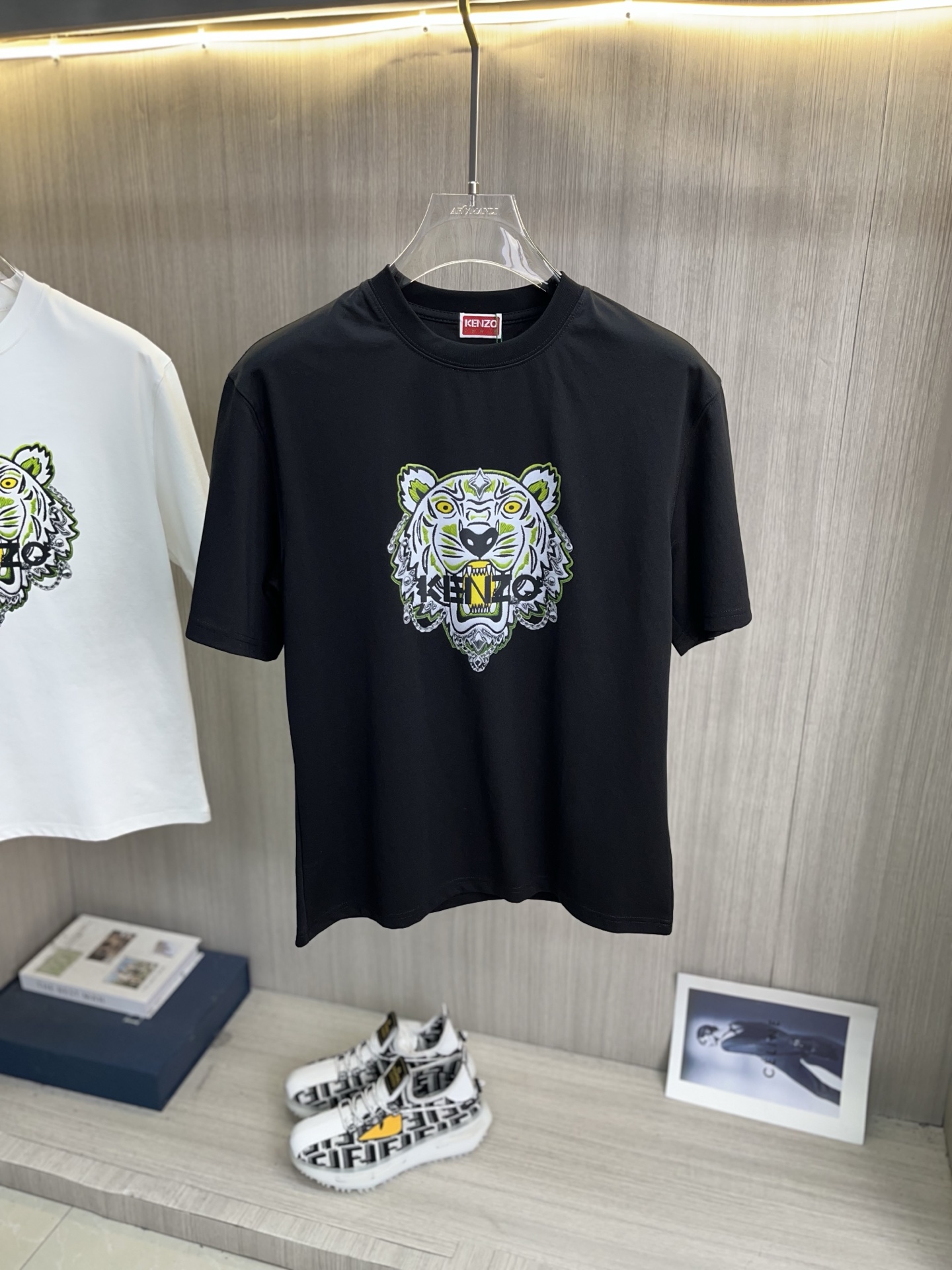 NO:839050,KENZO Kenzo's latest 2026ss spring and summer short-sleeved T-shirt is now available!  !  2026 new T-shirts, high-version special fabrics, high weight pure cotton mercerized fabrics, comfortable yet wide upper body, embroidery technology, digital printing, flocking technology, same style for men and women, loose version, fine workmanship, comfortable fabric upper body, super handsome upper body, same style for men and women, M-3XL,, T-shirt, tees, t-shirt,19860909KENZO高田贤三 2026ss春夏最新款短袖T恤出货啦！！ 2026新款T恤 高版本专用面料 高克重纯棉丝光面料 上身舒适不失挺阔 刺绣工艺、数字印花、植绒工艺,男女同款 宽松版型 做工走线精细 面料上身舒适 超帅上身 男女同款M-3XL,,T-shirt,tees，t-shirt,,Men's clothing