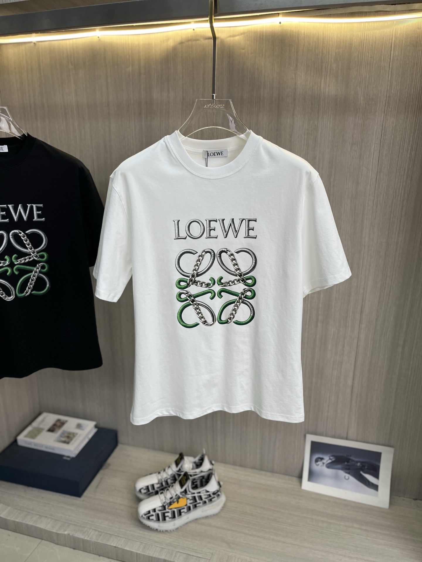 NO:839055,LOEWE's latest 2026ss spring and summer short-sleeved T-shirt is now available!  !  2026 new T-shirt, high-version special fabric, high weight pure cotton mercerized fabric, comfortable yet wide upper body, embroidery technology, digital printing, flocking technology, same style for men and women, loose version, fine workmanship, comfortable upper body, super handsome upper body, same style for men and women, M-3XL,,loewe,loewe,T-shirt,tees,t-shirt,19860909LOEWE罗意威 2026ss春夏最新款短袖T恤出货啦！！ 2026新款T恤 高版本专用面料 高克重纯棉丝光面料 上身舒适不失挺阔 刺绣工艺、数字印花、植绒工艺,男女同款 宽松版型 做工走线精细 面料上身舒适 超帅上身 男女同款M-3XL,,loewe,loewe,T-shirt,tees，t-shirt,,Men's clothing