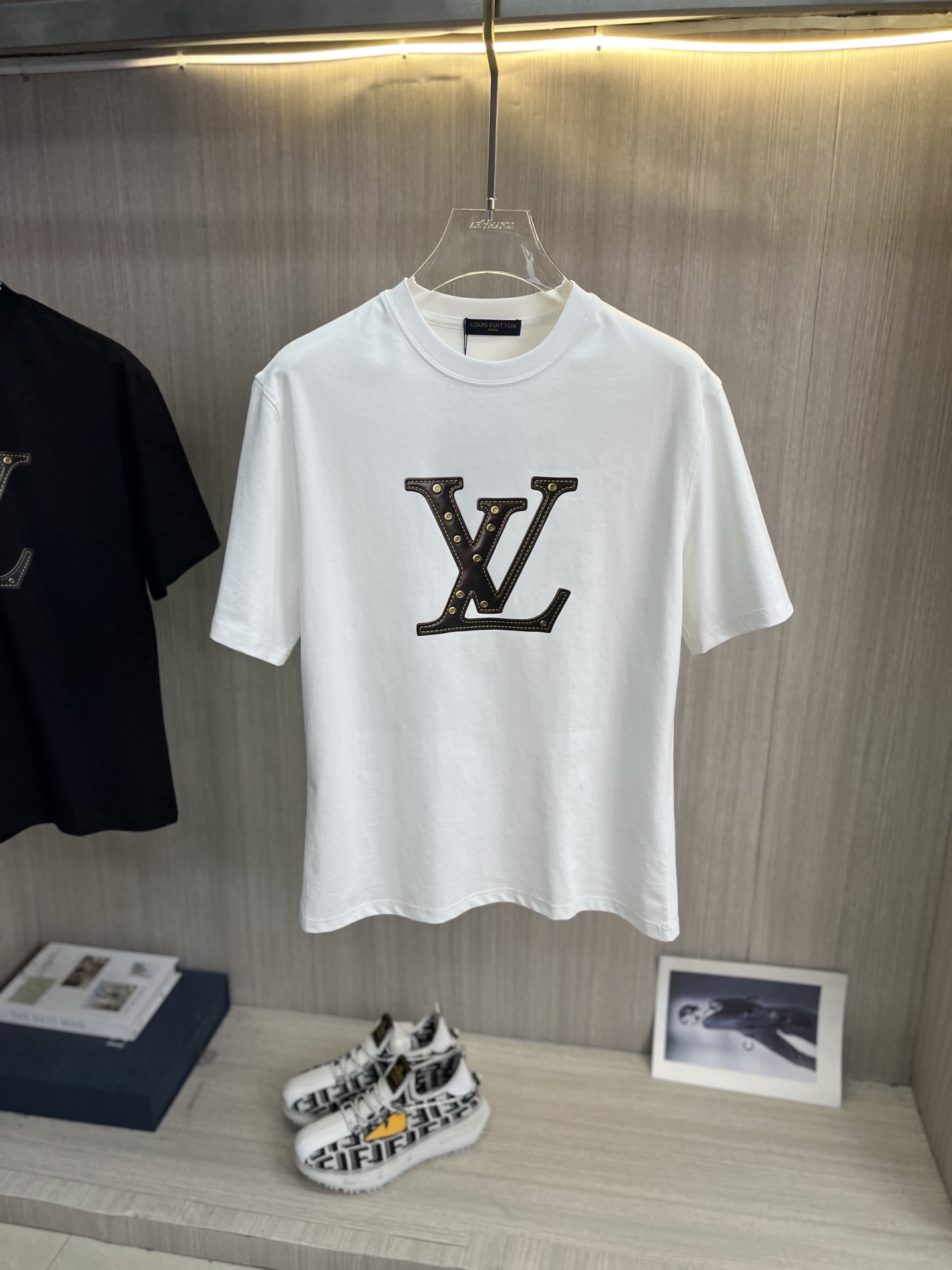 NO:839060,LV路易威登 2026ss春夏最新款短袖T恤出货啦！  !  2026 new T-shirts, high-version special fabrics, high weight pure cotton mercerized fabrics, comfortable yet wide upper body, embroidery technology, digital printing, flocking technology, same style for men and women, loose fit, fine workmanship, comfortable upper body, super handsome upper body, same style for men and women, M-3XL,, louis vuitton, louis vuitton, T-shirt, tees, t-shirt,19860909LV路易威登 2026ss春夏最新款短袖T恤出货啦！！ 2026新款T恤 高版本专用面料 高克重纯棉丝光面料 上身舒适不失挺阔 刺绣工艺、数字印花、植绒工艺,男女同款 宽松版型 做工走线精细 面料上身舒适 超帅上身 男女同款M-3XL,,louis vuitton,louis vuitton,T-shirt,tees，t-shirt,,Men's clothing