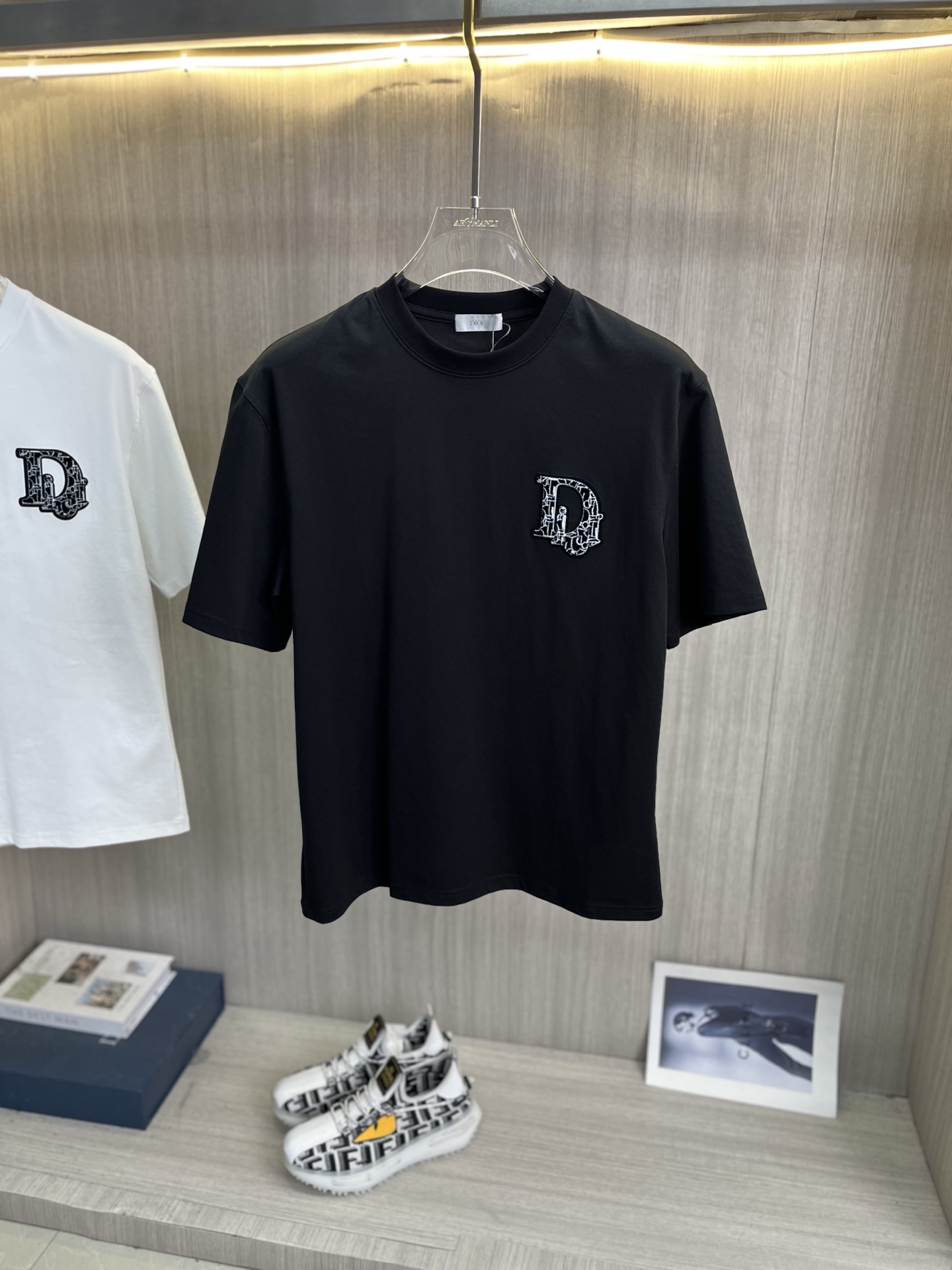 NO:839065,DIOR Dior's latest 2026ss spring and summer short-sleeved T-shirt is now available!  !  2026 new T-shirt, high-version special fabric, high weight pure cotton mercerized fabric, comfortable yet wide upper body, embroidery technology, digital printing, flocking technology, same style for men and women, loose version, fine workmanship, comfortable upper body, super handsome upper body, same style for men and women, M-3XL,, dior, dior, T-shirt, tees, t-shirt,19860909DIOR迪奥 2026ss春夏最新款短袖T恤出货啦！！ 2026新款T恤 高版本专用面料 高克重纯棉丝光面料 上身舒适不失挺阔 刺绣工艺、数字印花、植绒工艺,男女同款 宽松版型 做工走线精细 面料上身舒适 超帅上身 男女同款M-3XL,,dior,dior,T-shirt,tees，t-shirt,,Men's clothing