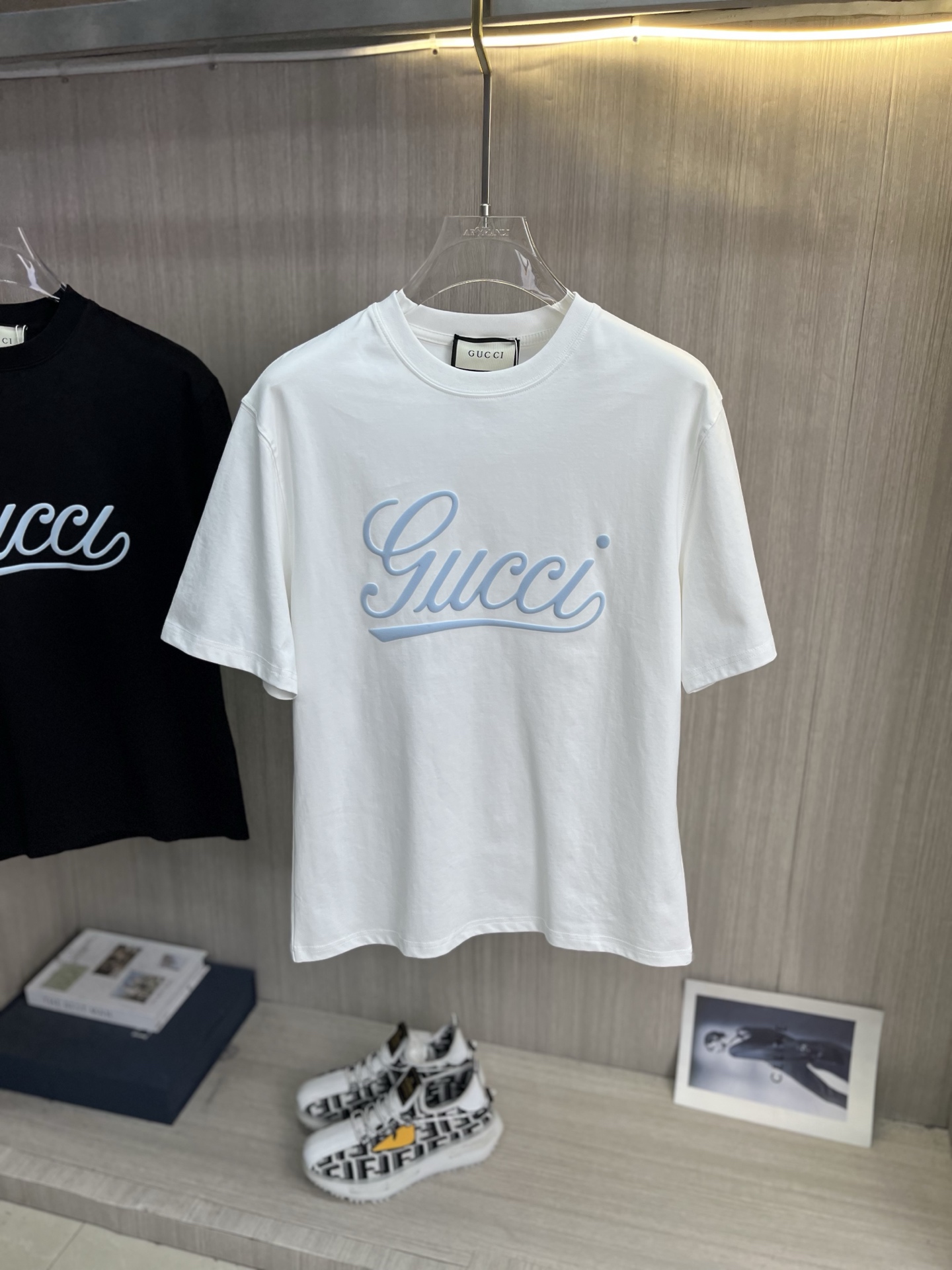 NO:839075,GUCCI Gucci's latest 2026ss spring and summer short-sleeved T-shirt is now available!  !  2026 new T-shirts, high-version special fabrics, high weight pure cotton mercerized fabrics, comfortable yet wide upper body, embroidery technology, digital printing, flocking technology, same style for men and women, loose version, fine workmanship, comfortable fabric upper body, super handsome upper body, same style for men and women, M-3XL,, gucci, T-shirt, tees, t-shirt,19860909GUCCI古奇 2026ss春夏最新款短袖T恤出货啦！！ 2026新款T恤 高版本专用面料 高克重纯棉丝光面料 上身舒适不失挺阔 刺绣工艺、数字印花、植绒工艺,男女同款 宽松版型 做工走线精细 面料上身舒适 超帅上身 男女同款M-3XL,,gucci,T-shirt,tees，t-shirt,,Men's clothing