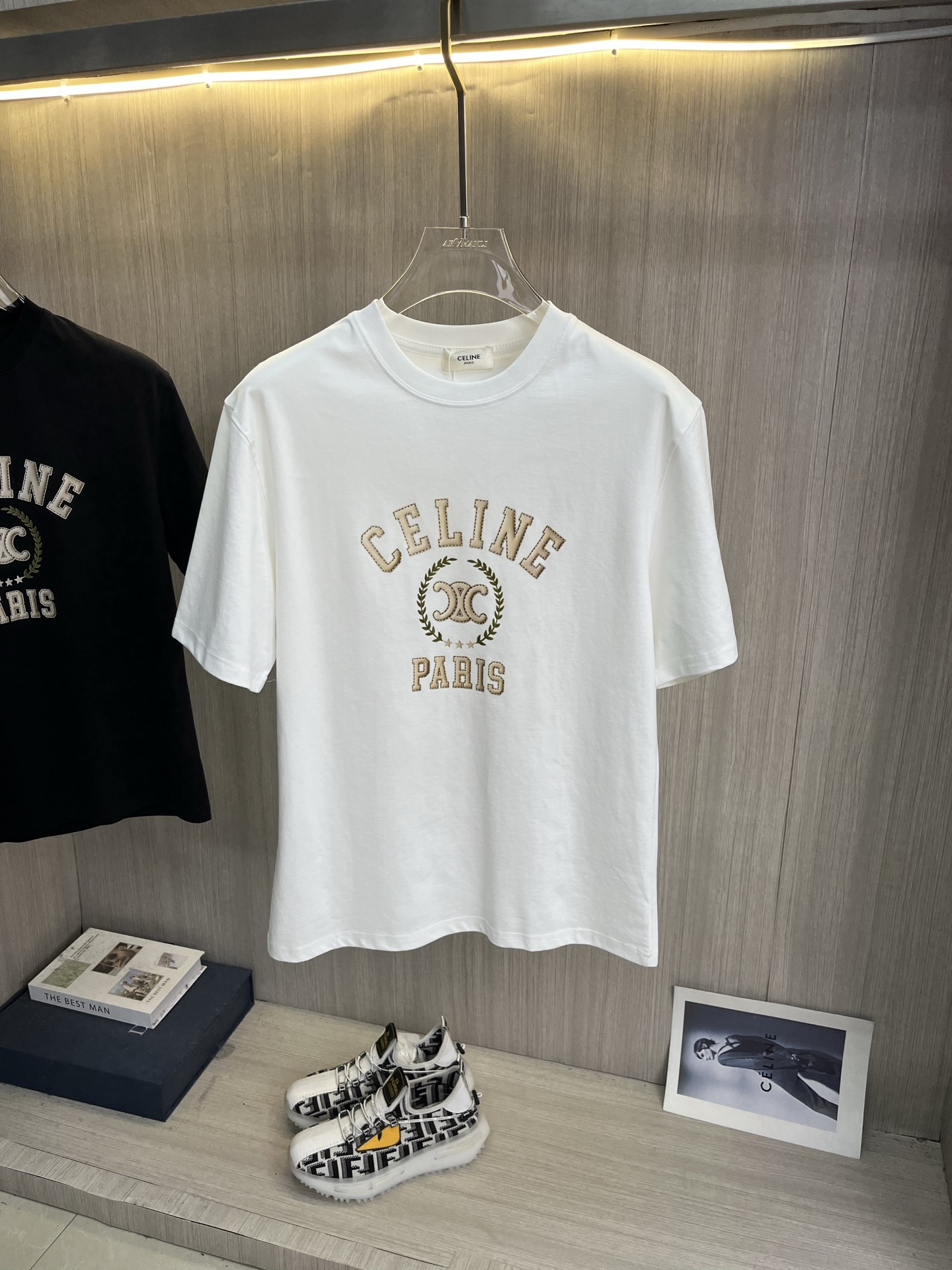 NO:839080,CELINE's latest 2026ss spring and summer short-sleeved T-shirt is now available!  !  2026 new T-shirts, high-version special fabrics, high-weight pure cotton mercerized fabrics, comfortable yet wide upper body, embroidery technology, digital printing, flocking technology, same style for men and women, loose version, fine workmanship, comfortable upper body, super handsome upper body, same style for men and women, M-3XL,,celine,celine,T-shirt,tees,t-shirt,19860909CELINE赛琳 2026ss春夏最新款短袖T恤出货啦！！ 2026新款T恤 高版本专用面料 高克重纯棉丝光面料 上身舒适不失挺阔 刺绣工艺、数字印花、植绒工艺,男女同款 宽松版型 做工走线精细 面料上身舒适 超帅上身 男女同款M-3XL,,celine,celine,T-shirt,tees，t-shirt,,Men's clothing