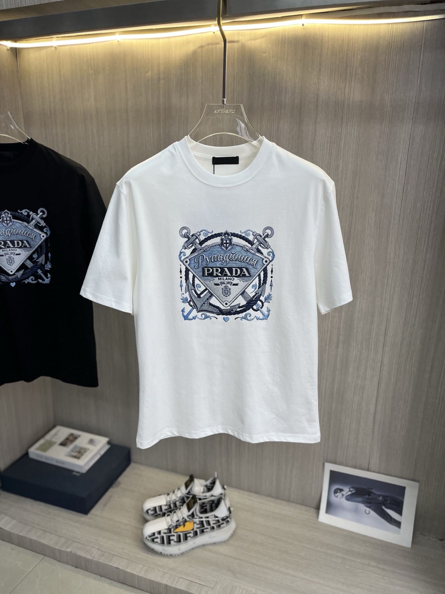 NO:839084,PRADA Prada's latest 2026ss spring and summer short-sleeved T-shirt is now available!  !  2026 new T-shirt, high-version special fabric, high weight pure cotton mercerized fabric, comfortable yet wide upper body, embroidery technology, digital printing, flocking technology, same style for men and women, loose version, fine workmanship, comfortable upper body, super handsome upper body, same style for men and women, M-3XL, prada, prada, T-shirt, tees, t-shirt,19860909PRADA普拉达 2026ss春夏最新款短袖T恤出货啦！！ 2026新款T恤 高版本专用面料 高克重纯棉丝光面料 上身舒适不失挺阔 刺绣工艺、数字印花、植绒工艺,男女同款 宽松版型 做工走线精细 面料上身舒适 超帅上身 男女同款M-3XL,,prada,prada,T-shirt,tees，t-shirt,,Men's clothing