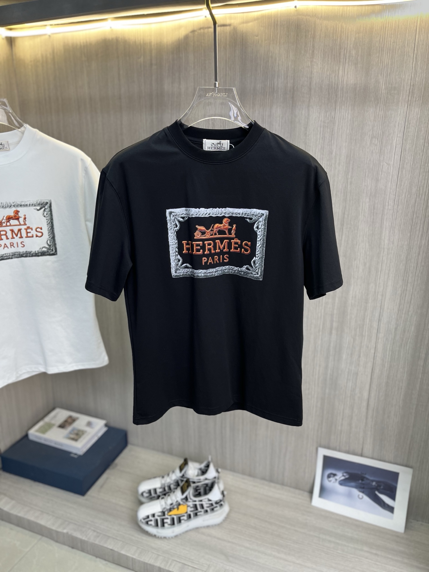 NO:839042,HERMES 2026ss latest short-sleeved T-shirt for spring and summer is now available!  !  2026 new T-shirt, high-version special fabric, high weight pure cotton mercerized fabric, comfortable yet wide upper body, embroidery technology, digital printing, flocking technology, same style for men and women, loose version, fine workmanship, comfortable upper body, super handsome upper body, same style for men and women, M-3XL,,hermes,hermes,T-shirt,tees,t-shirt,19860909HERMES爱马仕 2026ss春夏最新款短袖T恤出货啦！！ 2026新款T恤 高版本专用面料 高克重纯棉丝光面料 上身舒适不失挺阔 刺绣工艺、数字印花、植绒工艺,男女同款 宽松版型 做工走线精细 面料上身舒适 超帅上身 男女同款M-3XL,,hermes,hermes,T-shirt,tees，t-shirt,,Men's clothing