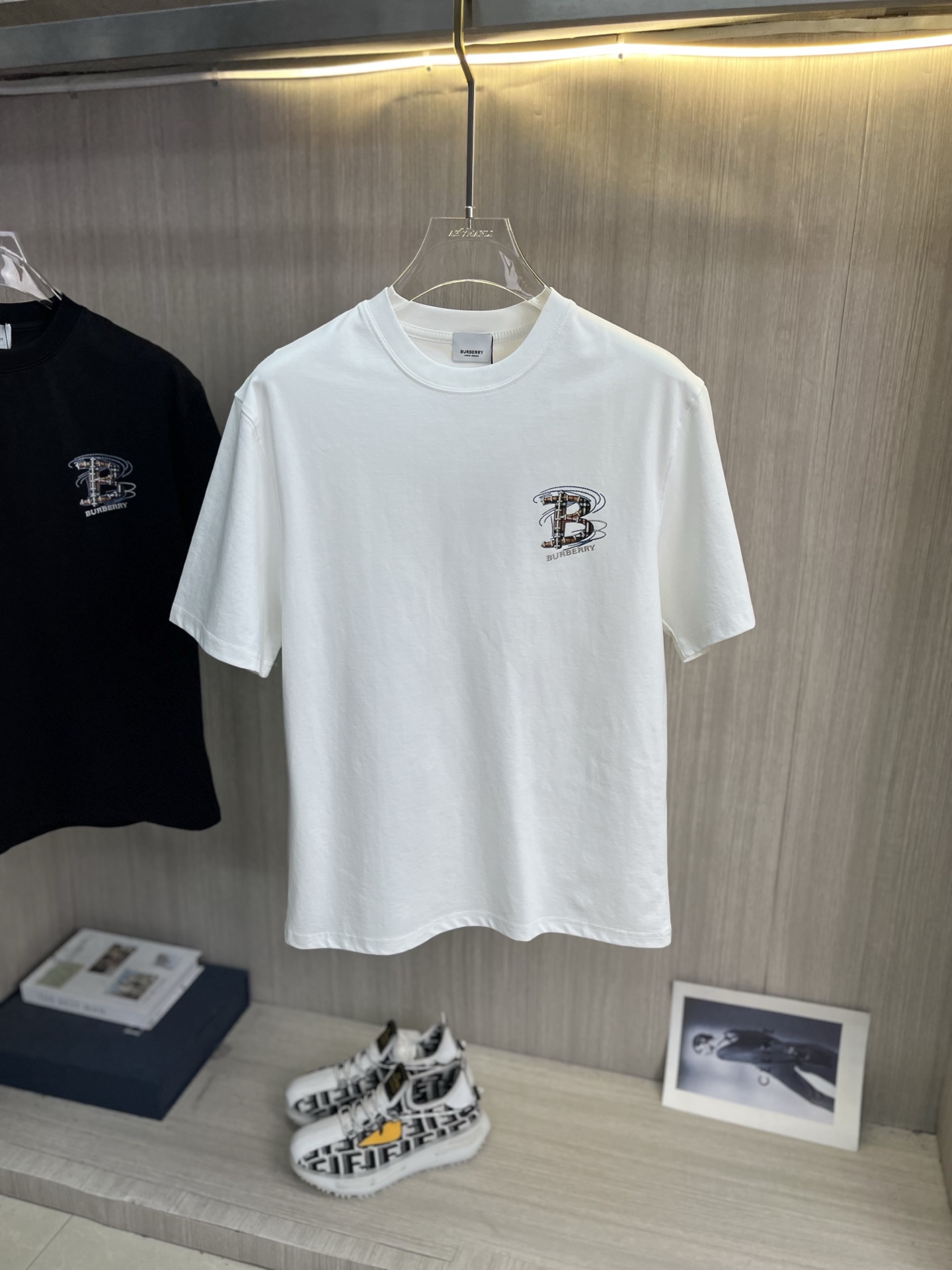 NO:839046,BURBERRY's latest 2026ss spring and summer short-sleeved T-shirts are now available!  !  2026 new T-shirt, high-version special fabric, high weight pure cotton mercerized fabric, comfortable yet wide upper body, embroidery technology, digital printing, flocking technology, same style for men and women, loose version, fine workmanship, comfortable upper body, super handsome upper body, same style for men and women, M-3XL,, burberry, burberry, T-shirt, tees, t-shirt,19860909BURBERRY巴宝莉 2026ss春夏最新款短袖T恤出货啦！！ 2026新款T恤 高版本专用面料 高克重纯棉丝光面料 上身舒适不失挺阔 刺绣工艺、数字印花、植绒工艺,男女同款 宽松版型 做工走线精细 面料上身舒适 超帅上身 男女同款M-3XL,,burberry,burberry,T-shirt,tees，t-shirt,,Men's clothing