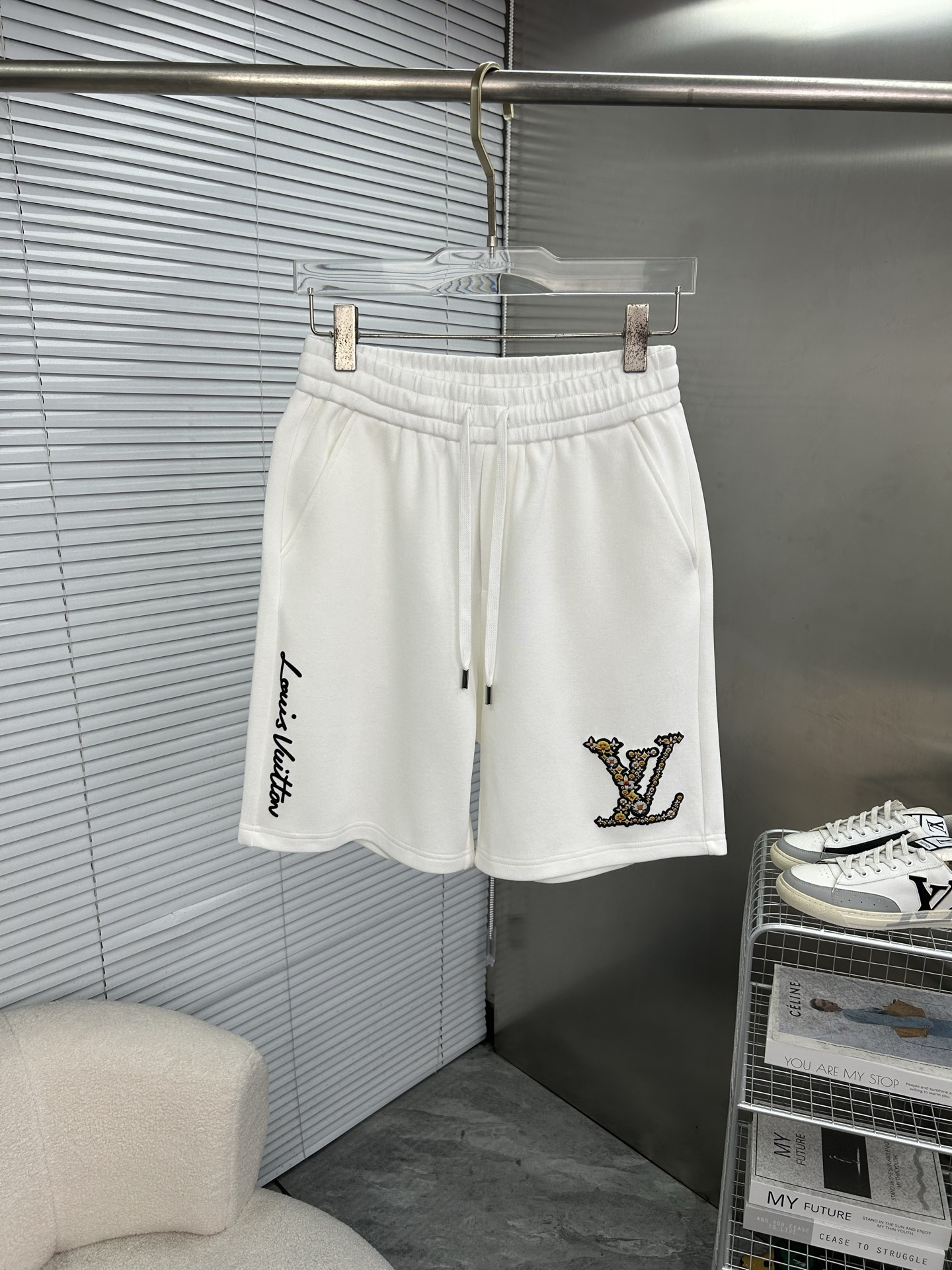 NO:835935,LV Louis Vuitton's men's and women's sports shorts, simple design and super versatile!  Comfortable cotton fabric is breathable and comfortable, suitable for daily life or sports. Shorts with elastic waist + contrasting color drawstring, comfortable cotton, breathable and durable, super refreshing for summer. The overall style is simple and practical, suitable for both sports and leisure, and can easily cope with various occasions!  Size M-3XL (L is recommended for 175/140 pounds),,louis vuitton,louis vuitton,shorts,19860909LV路易威登 男女同款五分运动短裤,简约设计超百搭！舒适棉质面料透气舒适,日常或运动都OK短裤松紧腰+撞色抽绳,舒适棉透气耐穿,夏天穿超清爽整体风格简约实用,运动休闲两不误,轻松应对各种场合！码数M-3XL（175/140斤建议L）,,louis vuitton,louis vuitton,shorts,,Men's clothing