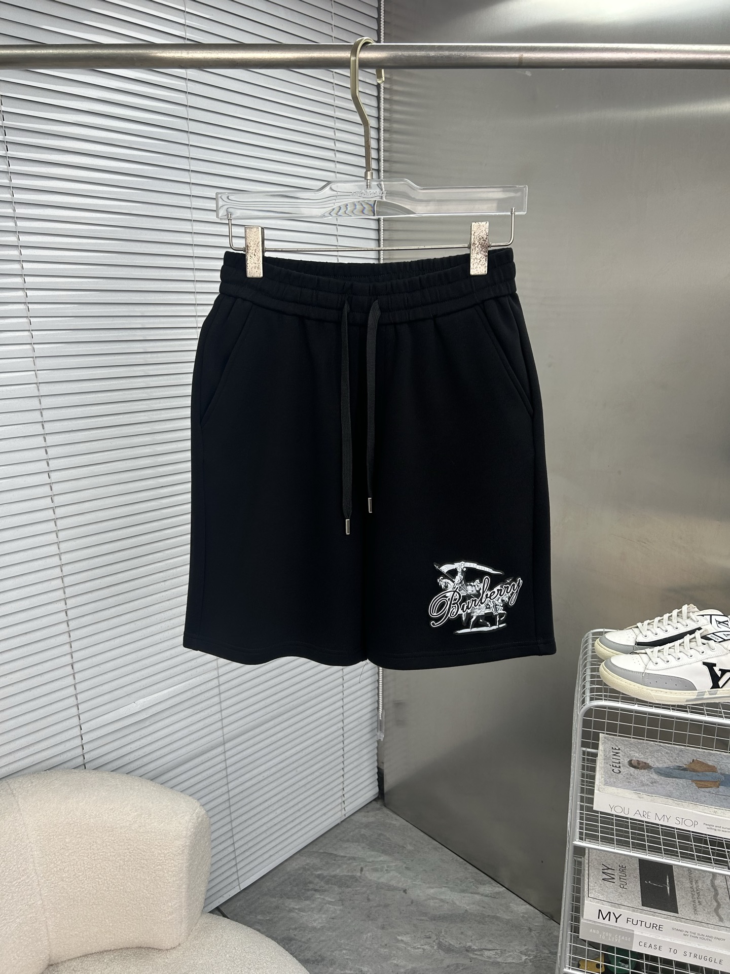 NO:835938,BURBERRY's men's and women's sports shorts, simple design and super versatile!  Comfortable cotton fabric is breathable and comfortable, suitable for daily life or sports. Shorts with elastic waist + contrasting color drawstring, comfortable cotton, breathable and durable, super refreshing for summer. The overall style is simple and practical, suitable for both sports and leisure, and can easily cope with various occasions!  Size M-3XL (L is recommended for 175/140 pounds),,burberry,burberry,shorts,19860909BURBERRY巴宝莉 男女同款五分运动短裤,简约设计超百搭！舒适棉质面料透气舒适,日常或运动都OK短裤松紧腰+撞色抽绳,舒适棉透气耐穿,夏天穿超清爽整体风格简约实用,运动休闲两不误,轻松应对各种场合！码数M-3XL（175/140斤建议L）,,burberry,burberry,shorts,,Men's clothing