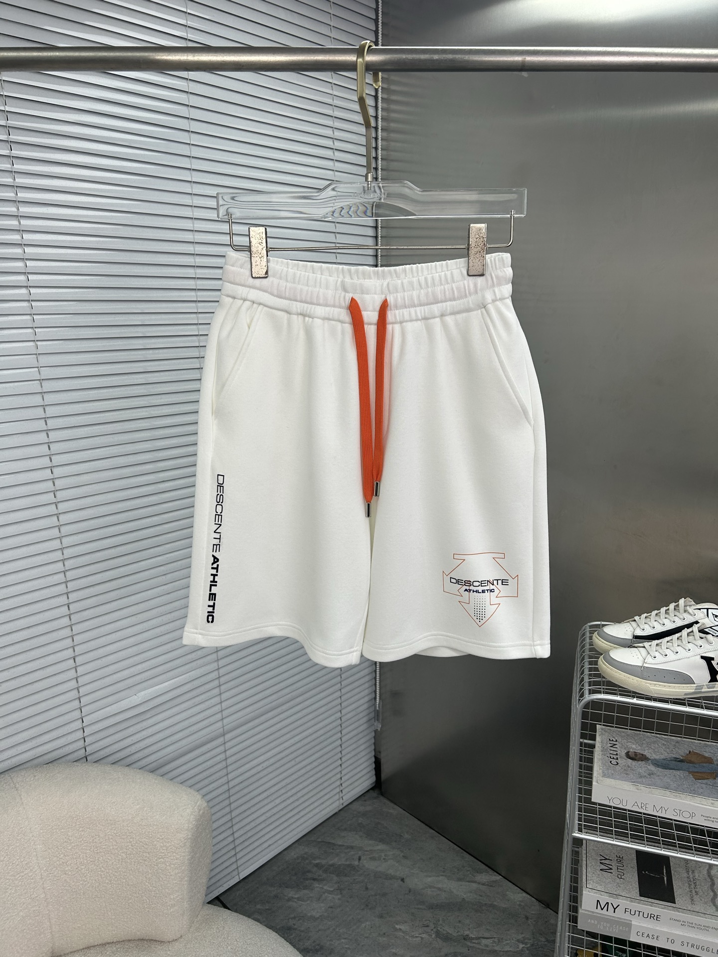 NO:835941,DESCENTE's men's and women's sports shorts, simple design and super versatile!  Comfortable cotton fabric is breathable and comfortable, suitable for daily life or sports. Shorts with elastic waist + contrasting color drawstring, comfortable cotton, breathable and durable, super refreshing for summer. The overall style is simple and practical, suitable for both sports and leisure, and can easily cope with various occasions!  Size M-3XL (L is recommended for 175/140 pounds),,shorts,19860909DESCENTE迪桑特 男女同款五分运动短裤,简约设计超百搭！舒适棉质面料透气舒适,日常或运动都OK短裤松紧腰+撞色抽绳,舒适棉透气耐穿,夏天穿超清爽整体风格简约实用,运动休闲两不误,轻松应对各种场合！码数M-3XL（175/140斤建议L）,,shorts,,Men's clothing