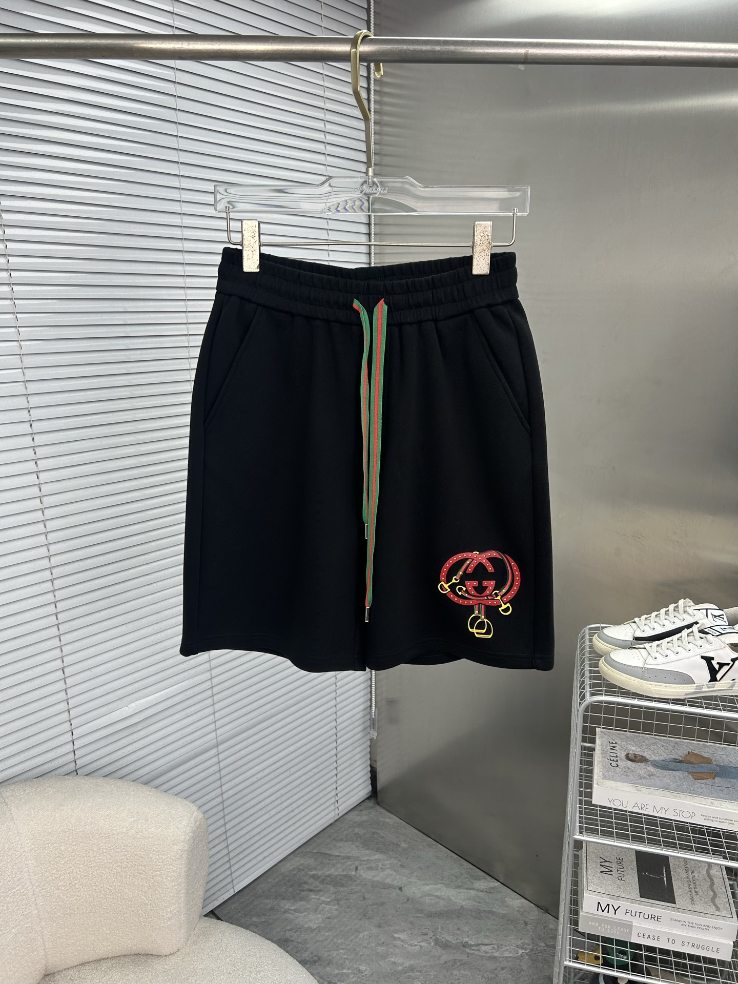 NO:835945,GUCCI Gucci sports shorts, the same style for men and women, simple design and super versatile!  Comfortable cotton fabric is breathable and comfortable, suitable for daily life or sports. Shorts with elastic waist + contrasting color drawstring, comfortable cotton, breathable and durable, super refreshing for summer. The overall style is simple and practical, suitable for both sports and leisure, and can easily cope with various occasions!  Size M-3XL (L is recommended for 175/140 pounds),,gucci,shorts,19860909GUCCI古奇 男女同款五分运动短裤,简约设计超百搭！舒适棉质面料透气舒适,日常或运动都OK短裤松紧腰+撞色抽绳,舒适棉透气耐穿,夏天穿超清爽整体风格简约实用,运动休闲两不误,轻松应对各种场合！码数M-3XL（175/140斤建议L）,,gucci,shorts,,Men's clothing