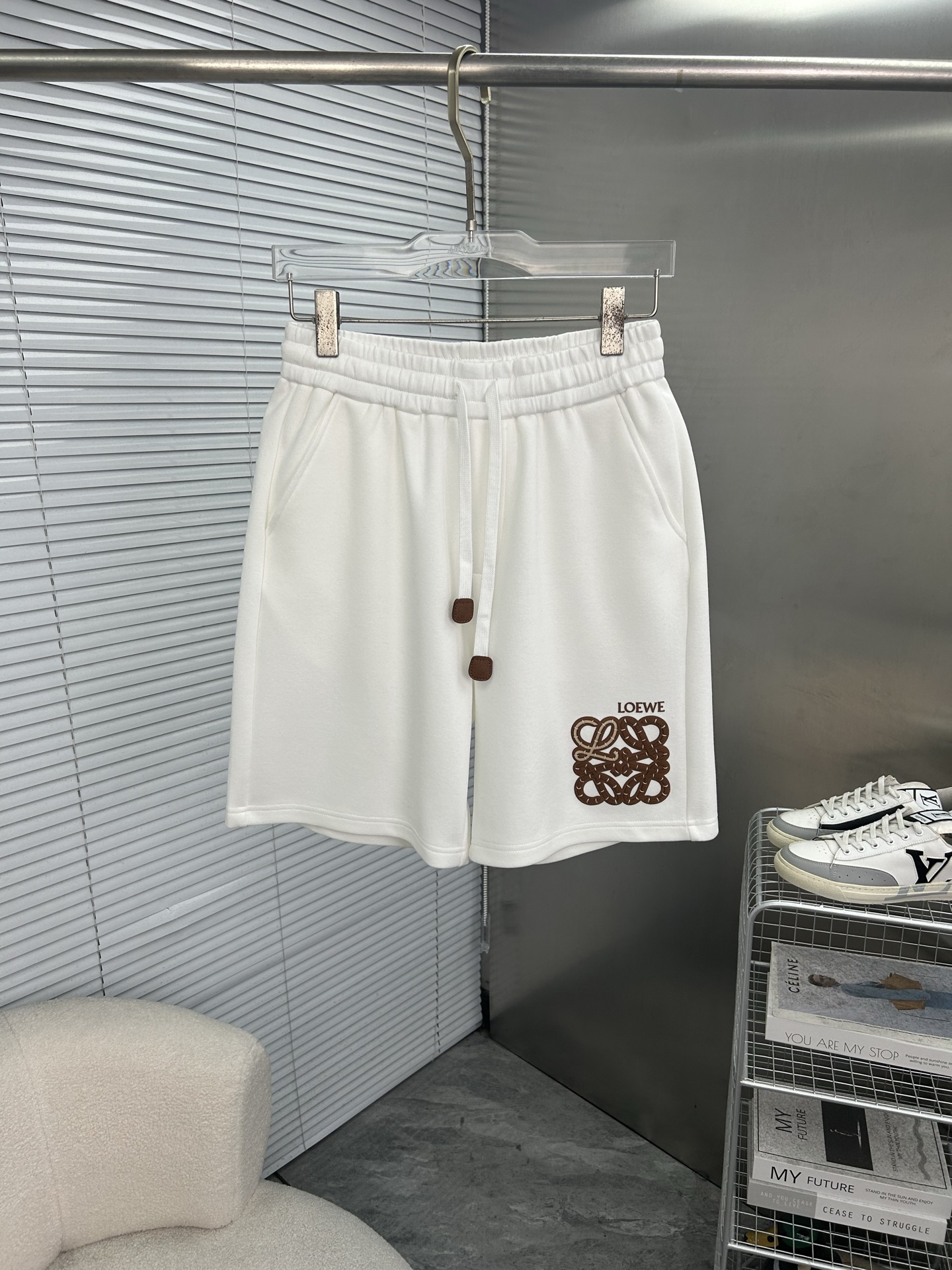NO:835948,LOEWE Loewe's men's and women's sports shorts, simple design and super versatile!  Comfortable cotton fabric is breathable and comfortable, suitable for daily life or sports. Shorts with elastic waist + contrasting color drawstring, comfortable cotton, breathable and durable, super refreshing for summer. The overall style is simple and practical, suitable for both sports and leisure, and can easily cope with various occasions!  Size M-3XL (175/140 pounds recommended L),,loewe,loewe,shorts,19860909LOEWE罗意威 男女同款五分运动短裤,简约设计超百搭！舒适棉质面料透气舒适,日常或运动都OK短裤松紧腰+撞色抽绳,舒适棉透气耐穿,夏天穿超清爽整体风格简约实用,运动休闲两不误,轻松应对各种场合！码数M-3XL（175/140斤建议L）,,loewe,loewe,shorts,,Men's clothing