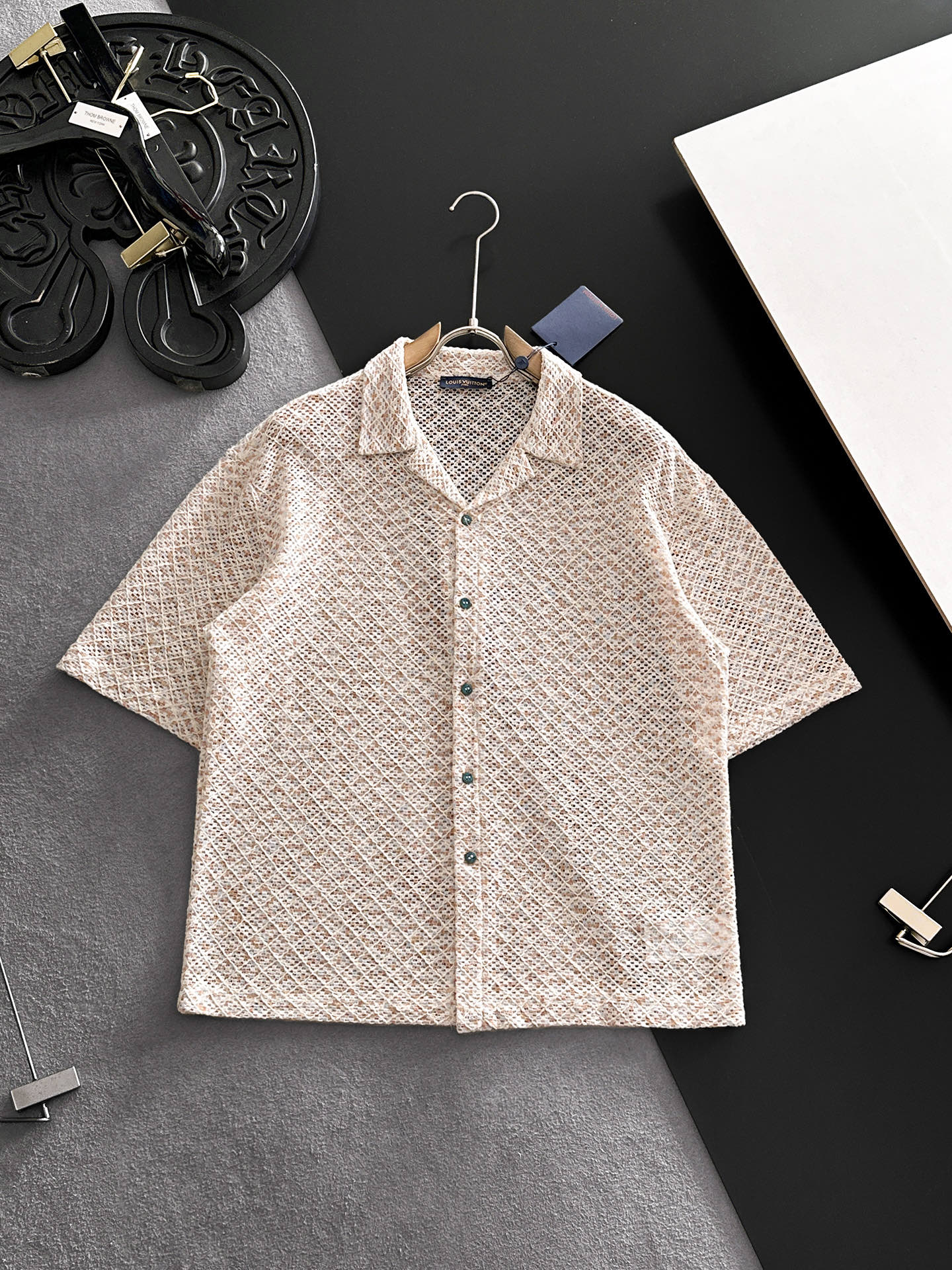 NO:918705,LV Louis Vuitton 2026 spring and summer lapel polo shirt style sweater shirt, true [old money style] highly breathable Tencel fabric, comfortable and not stuffy to wear in summer, crisp and stylish, small logo and heavy craftsmanship, simple but not simple, high-end Tencel cardigan short sleeves, pure color and simple, fashionable yet luxurious, quality is beyond doubt  The upper body effect is great, sizes M-2XL (one size larger, go smaller, can wear up to 200 pounds) shipped next day, louis vuitton, louis vuitton, shirts, T-shirt,19860909LV路易威登 2026春夏款翻领polo衬衫版型针织衫衬衣,真正【老钱风】甄选高度透气天丝面料,夏季穿着舒服不闷热,版型挺括有型,小logo重工艺搭配简约不简单,高端级天丝羊毛衫短袖 纯色简约 时尚不失奢华 品质毋庸置疑 上身效果超赞,尺码M-2XL（偏大一码,卡码往小,最大可穿200斤）隔天出货,,louis vuitton,louis vuitton,shirts,T-shirt,,Men's clothing