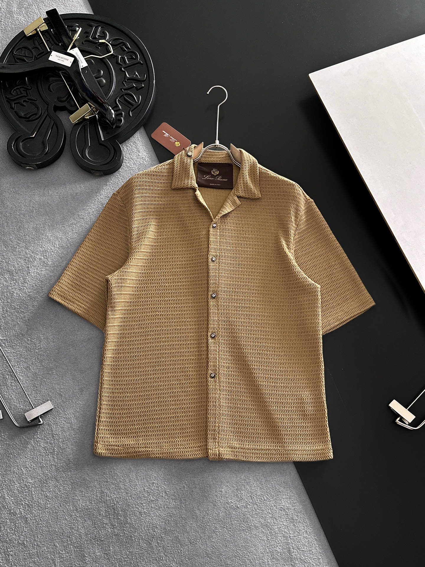 NO:918703,LP Nuoyoupianya 2026 spring and summer lapel polo shirt style sweater shirt, true [old money style] highly breathable Tencel fabric, comfortable and not stuffy to wear in summer, crisp and stylish, small logo and heavy craftsmanship, simple but not simple, high-end Tencel wool sweater short sleeves, pure color and simplicity, fashionable yet luxurious, quality is beyond doubt  The upper body effect is great, sizes M-2XL (one size larger, go smaller, can wear up to 200 pounds) shipped next day, loro piana, shirts, T-shirt,19860909LP诺悠翩雅 2026春夏款翻领polo衬衫版型针织衫衬衣,真正【老钱风】甄选高度透气天丝面料,夏季穿着舒服不闷热,版型挺括有型,小logo重工艺搭配简约不简单,高端级天丝羊毛衫短袖 纯色简约 时尚不失奢华 品质毋庸置疑 上身效果超赞,尺码M-2XL（偏大一码,卡码往小,最大可穿200斤）隔天出货,,loro piana,shirts,T-shirt,,Men's clothing