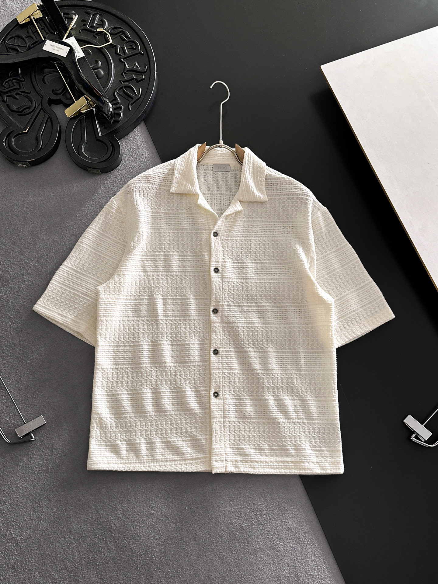 NO:918701,DIOR Dior 2026 spring and summer lapel polo shirt style sweater shirt, true [old money style] highly breathable Tencel fabric, comfortable and not stuffy to wear in summer, crisp and stylish, small logo and heavy craftsmanship, simple but not simple, high-end Tencel cardigan short sleeves, pure color and simple, fashionable yet luxurious, quality is beyond doubt  The upper body effect is great, sizes M-2XL (one size larger, go smaller, can wear up to 200 pounds) shipped next day, dior, dior, shirts, T-shirt,19860909DIOR迪奥 2026春夏款翻领polo衬衫版型针织衫衬衣,真正【老钱风】甄选高度透气天丝面料,夏季穿着舒服不闷热,版型挺括有型,小logo重工艺搭配简约不简单,高端级天丝羊毛衫短袖 纯色简约 时尚不失奢华 品质毋庸置疑 上身效果超赞,尺码M-2XL（偏大一码,卡码往小,最大可穿200斤）隔天出货,,dior,dior,shirts,T-shirt,,Men's clothing
