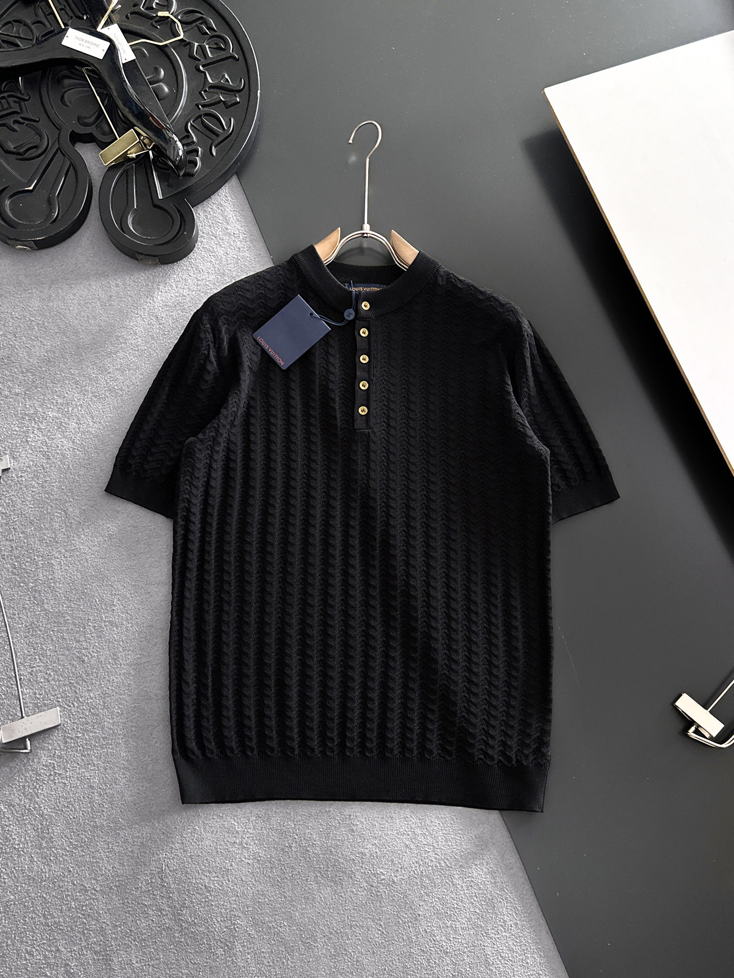 NO:918707,LV Louis Vuitton 2026 spring and summer lapel sweater, true [old money style] selected highly breathable Tencel fabric, comfortable and not stuffy to wear in summer, crisp and stylish, small logo and heavy craftsmanship, simple and not simple, high-end Tencel wool sweater short-sleeved, pure color and simple, fashionable yet luxurious, quality is beyond doubt, the upper body effect is great, size M-4XL, shipped next day,, louis vuitton, louis  vuitton,T-shirt,19860909LV路易威登 2026春夏款翻领针织衫,真正【老钱风】甄选高度透气天丝面料,夏季穿着舒服不闷热,版型挺括有型,小logo重工艺搭配简约不简单,高端级天丝羊毛衫短袖 纯色简约 时尚不失奢华 品质毋庸置疑 上身效果超赞,尺码M-4XL,隔天出货,,louis vuitton,louis vuitton,T-shirt,,Men's clothing