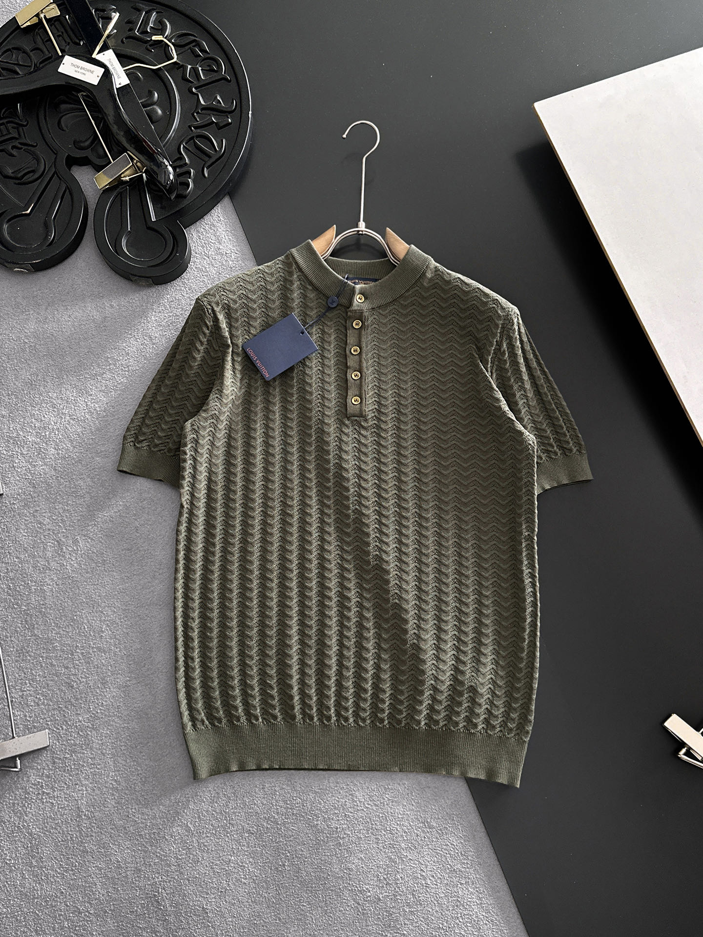 NO:926823,LV Louis Vuitton 2026 spring and summer round neck sweater, true [old money style] selected highly breathable Tencel fabric, comfortable and not stuffy to wear in summer, crisp and stylish, small logo and heavy craftsmanship, simple and not simple, high-end Tencel wool sweater short-sleeved, solid color and simple, fashionable yet luxurious, quality is beyond doubt, the upper body effect is great, size M-4XL, shipped next day,, louis vuitton, louis  vuitton,T-shirt,19860909LV路易威登 2026春夏款圆领针织衫,真正【老钱风】甄选高度透气天丝面料,夏季穿着舒服不闷热,版型挺括有型,小logo重工艺搭配简约不简单,高端级天丝羊毛衫短袖 纯色简约 时尚不失奢华 品质毋庸置疑 上身效果超赞,尺码M-4XL,隔天出货,,louis vuitton,louis vuitton,T-shirt,,Men's clothing
