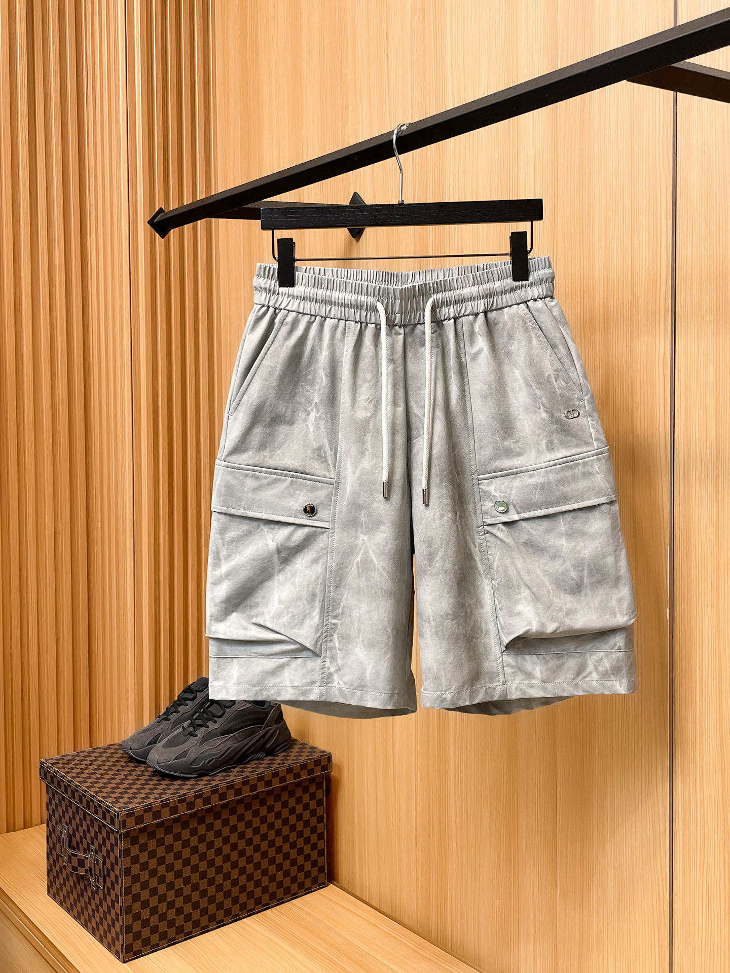 NO:934946,DIOR Dior 26ss new summer men's casual work shorts, American retro [complete with three standards] advanced customized summer-specific technical quick-drying breathable fabric, high breathability and comfort, impeccable details, customized development of accessories, what you see is what you get, reflecting high quality. It feels delicate and soft!  Three-dimensional cutting, simple and fashionable, and the upper body shape is awesome!  Size M-4XL (shipped next day),,dior,dior,shorts,19860909DIOR迪奥 26ss夏季新款男士休闲工装短裤 美式复古【三标齐全】高级定制夏季专用科技速干透气面料 透气舒适度高,细节无可挑剔,辅料定制开发,所见即所得,体现高品质.手感细腻柔软！立体裁剪,简单时尚,上身版型超赞！码数M-4XL（隔天出货）,,dior,dior,shorts,,Men's clothing