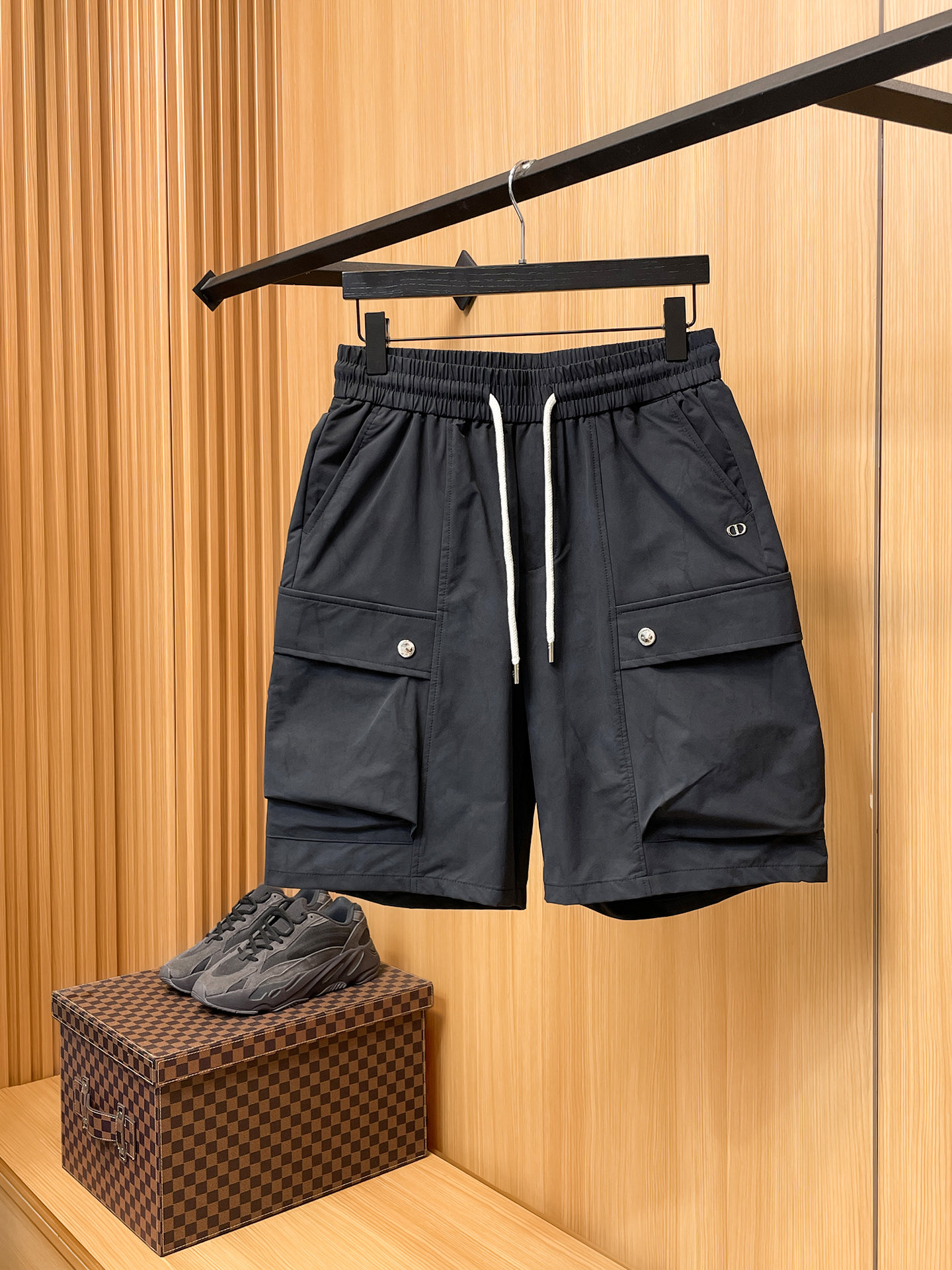 NO:918473,DIOR Dior 26ss new summer men's casual work shorts, American retro [complete with three standards] advanced customized summer-specific technical quick-drying breathable fabric, high breathability and comfort, impeccable details, customized development of accessories, what you see is what you get, reflecting high quality. It feels delicate and soft!  Three-dimensional cutting, simple and fashionable, and the upper body shape is awesome!  Size M-4XL (shipped next day),,dior,dior,shorts,19860909DIOR迪奥 26ss夏季新款男士休闲工装短裤 美式复古【三标齐全】高级定制夏季专用科技速干透气面料 透气舒适度高,细节无可挑剔,辅料定制开发,所见即所得,体现高品质.手感细腻柔软！立体裁剪,简单时尚,上身版型超赞！码数M-4XL（隔天出货）,,dior,dior,shorts,,Men's clothing