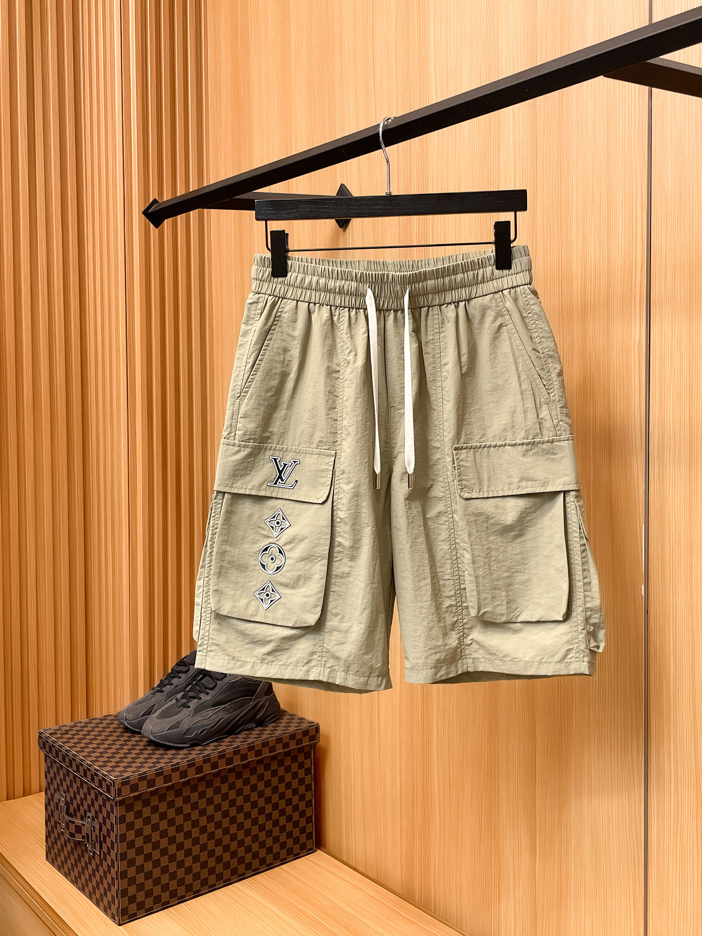 NO:918467,LV Louis Vuitton 26ss new summer men's casual work shorts, American retro [complete with three standards] advanced customized summer-specific technical quick-drying breathable fabric, high breathability and comfort, impeccable details, customized development of accessories, what you see is what you get, reflecting high quality. It feels delicate and soft!  Three-dimensional cutting, simple and fashionable, and the upper body shape is awesome!  Size M-4XL (next day shipping),,louis vuitton,louis vuitton,shorts,19860909LV路易威登 26ss夏季新款男士休闲工装短裤 美式复古【三标齐全】高级定制夏季专用科技速干透气面料 透气舒适度高,细节无可挑剔,辅料定制开发,所见即所得,体现高品质.手感细腻柔软！立体裁剪,简单时尚,上身版型超赞！码数M-4XL（隔天出货）,,louis vuitton,louis vuitton,shorts,,Men's clothing