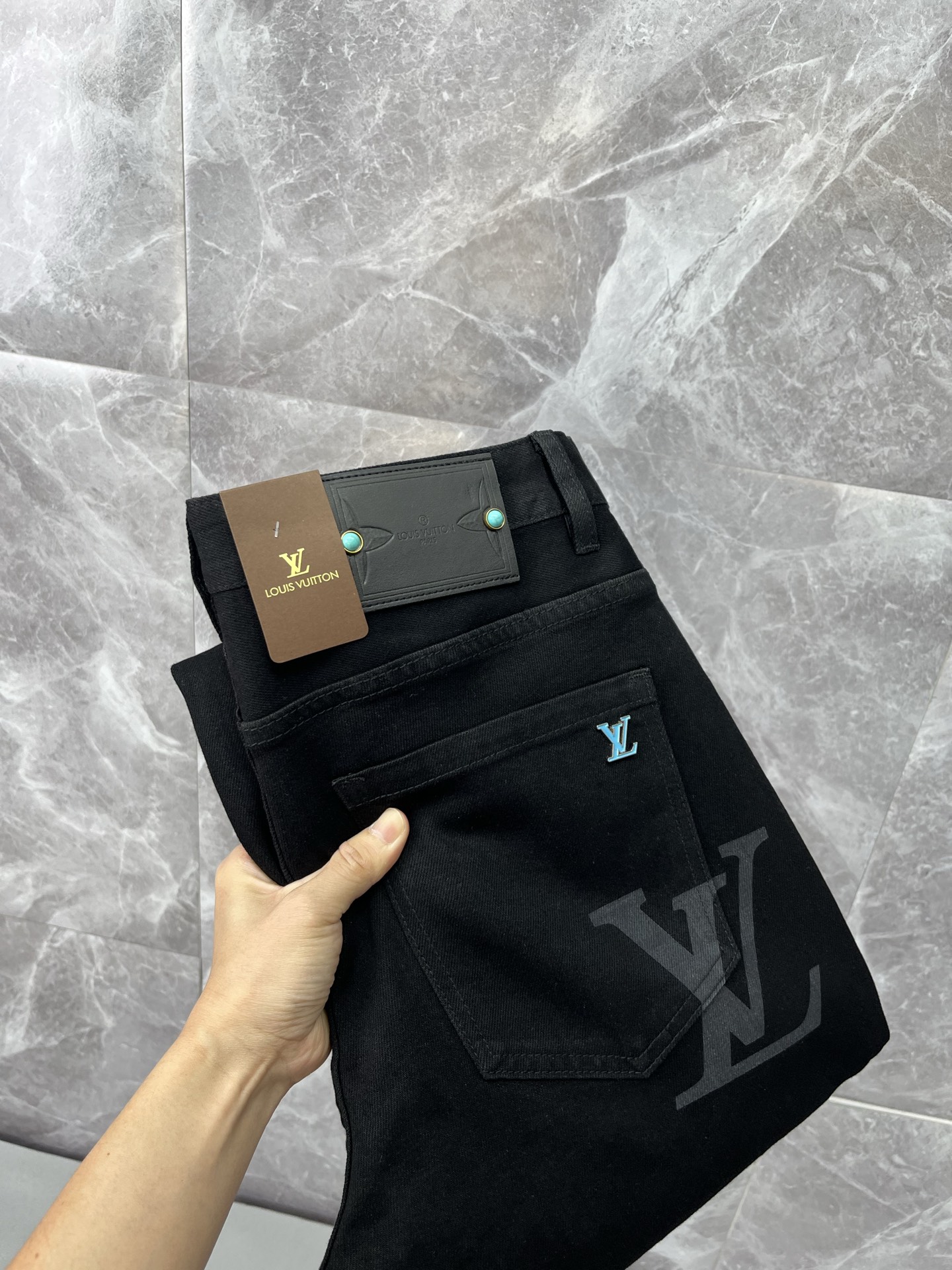 NO:936512,LV Louis Vuitton's 2026 new men's jeans have good fabric elasticity. Exclusively available on the official website. Fashionable and elegant. Heavy craftsmanship design. Using original color yeast washing process. Selected imported heavy denim denim fabric. Equipped with counter hardware decoration. Genuine leather label. Exquisite stitching. Big brand style. Worth owning. Size 28-38, shipped next day,,louis vuitton,louis vuitton,jeans,19860909LV路易威登 2026新品男士牛仔裤 面料弹性好.独家发售 官网同步 时尚优雅 重工艺设计.采用原色酵母水洗工艺 精选进口重磅丹宁牛仔面料 配专柜五金装饰 真皮皮牌 精致车线 大牌风范 值得拥有.码数28-38,隔天出货,,louis vuitton,louis vuitton,jeans,,Men's clothing