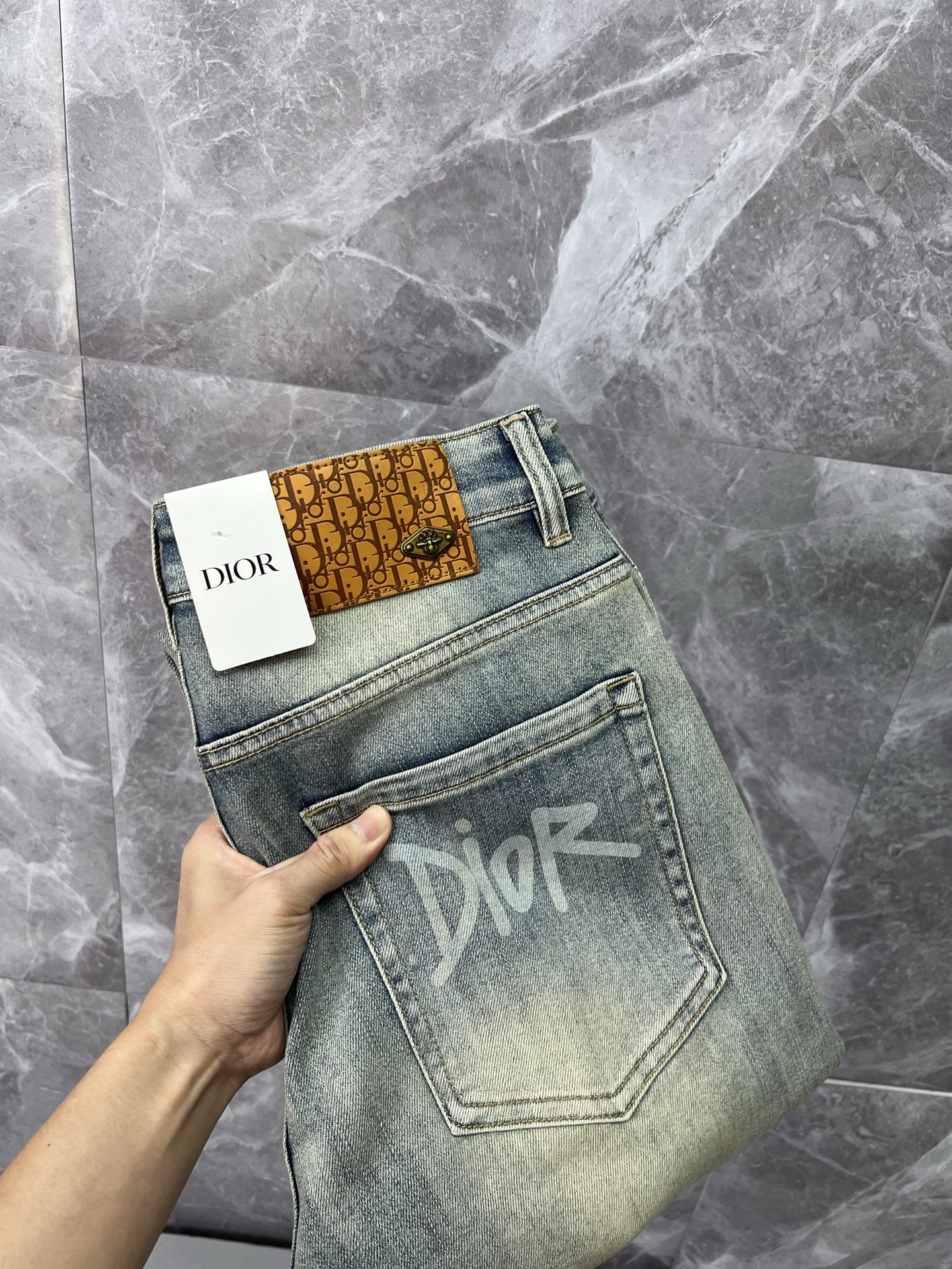 NO:936515,DIOR Dior's 2026 new men's jeans are made of good elasticity. Exclusively available on the official website. Fashionable and elegant. Heavy craftsmanship design. Using original color yeast washing process. Selected imported heavy denim denim fabric. Equipped with counter hardware decoration. Genuine leather label. Exquisite stitching. Big brand style. Worth owning. Size 28-38, shipped next day, dior, dior, jeans,19860909DIOR迪奥 2026新品男士牛仔裤 面料弹性好.独家发售 官网同步 时尚优雅 重工艺设计.采用原色酵母水洗工艺 精选进口重磅丹宁牛仔面料 配专柜五金装饰 真皮皮牌 精致车线 大牌风范 值得拥有.码数28-38,隔天出货,,dior,dior,jeans,,Men's clothing