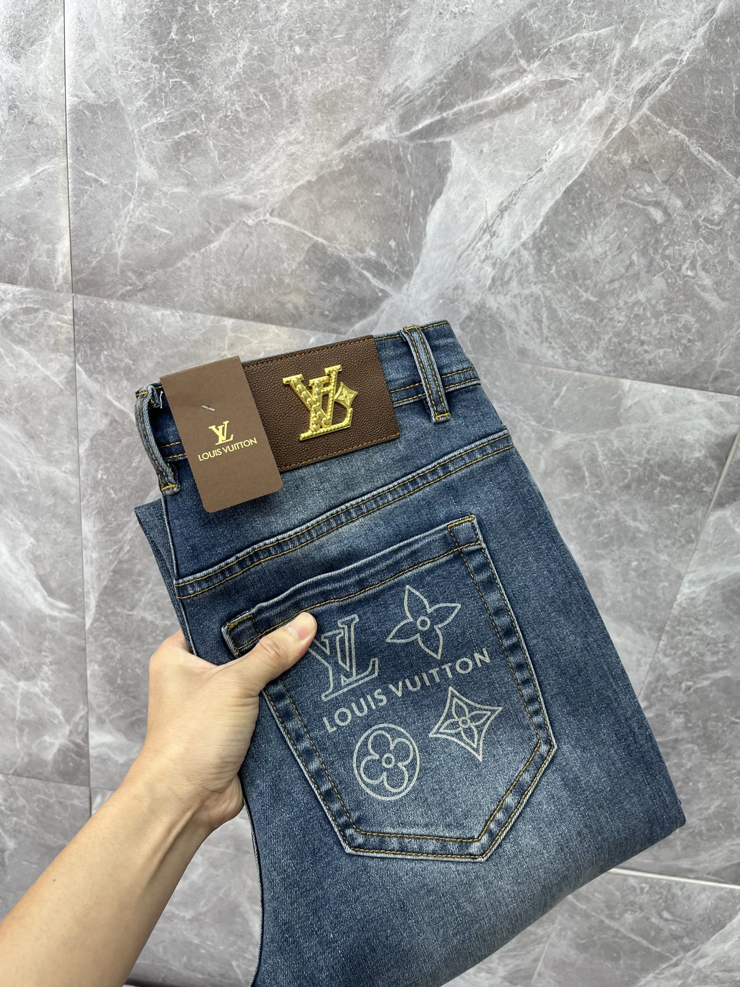 NO:936518,LV Louis Vuitton's 2026 new men's jeans have good fabric elasticity. Exclusively available on the official website. Fashionable and elegant. Heavy craftsmanship design. Using original color yeast washing process. Selected imported heavy denim denim fabric. Equipped with counter hardware decoration. Genuine leather label. Exquisite stitching. Big brand style. Worth owning. Size 28-38, shipped next day,,louis vuitton,louis vuitton,jeans,19860909LV路易威登 2026新品男士牛仔裤 面料弹性好.独家发售 官网同步 时尚优雅 重工艺设计.采用原色酵母水洗工艺 精选进口重磅丹宁牛仔面料 配专柜五金装饰 真皮皮牌 精致车线 大牌风范 值得拥有.码数28-38,隔天出货,,louis vuitton,louis vuitton,jeans,,Men's clothing