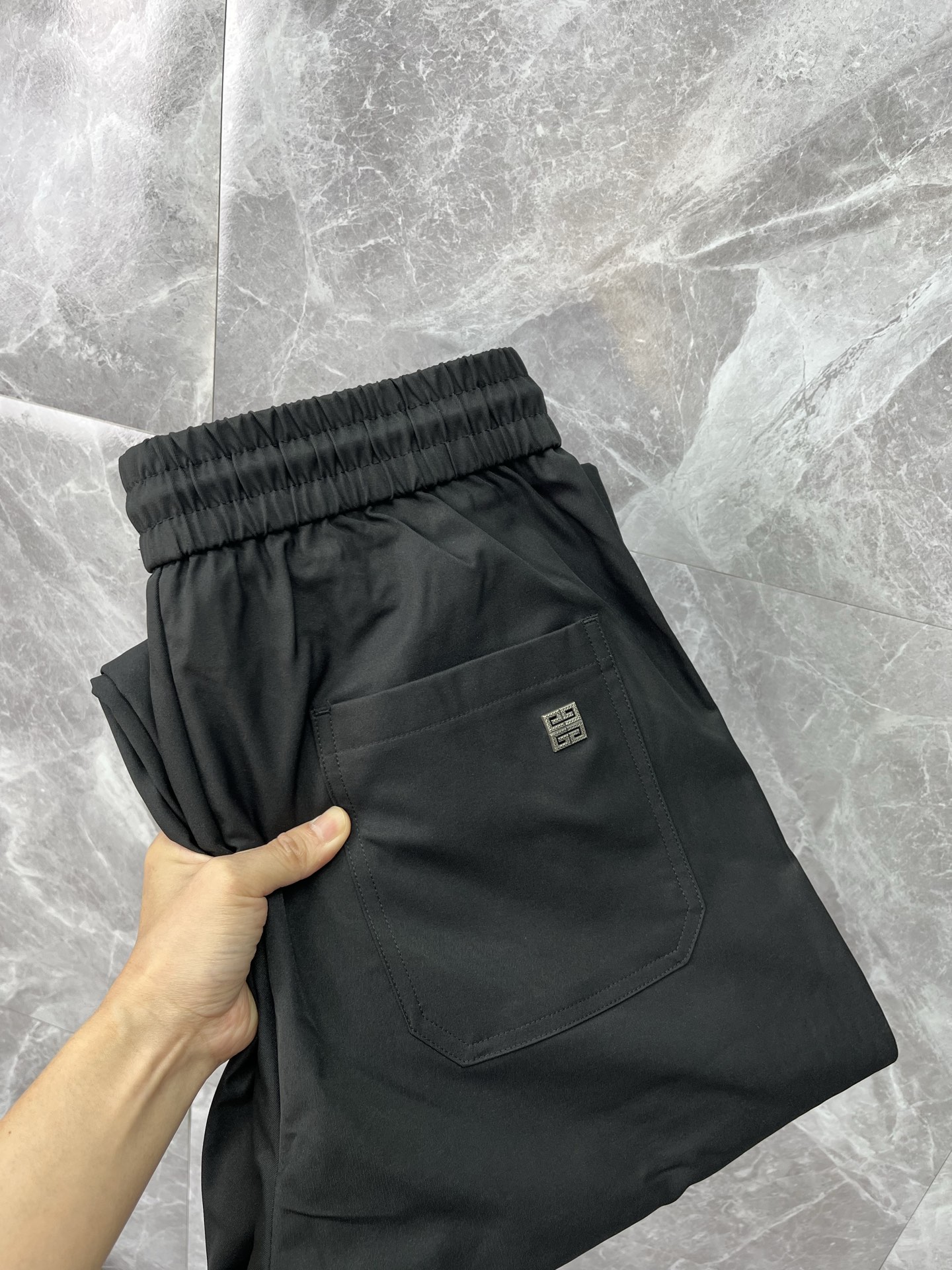 NO:835899,GIVENCHY Givenchy 26ss new summer men's casual workwear casual trousers, American retro [three standards complete] advanced custom summer-specific technical breathable fabric, high breathability and comfort, impeccable details, customized development of accessories, what you see is what you get, reflecting high quality. It feels delicate and soft!  Three-dimensional cutting, simple and fashionable, and the upper body shape is awesome!  Size M-4XL (shipped next day),,givenchy,givenchy,19860909GIVENCHY纪梵希 26ss夏季新款男士休闲工装休闲裤长裤 美式复古【三标齐全】高级定制夏季专用科技透气面料 透气舒适度高,细节无可挑剔,辅料定制开发,所见即所得,体现高品质.手感细腻柔软！立体裁剪,简单时尚,上身版型超赞！码数M-4XL（隔天出货）,,givenchy,givenchy,,Men's clothing