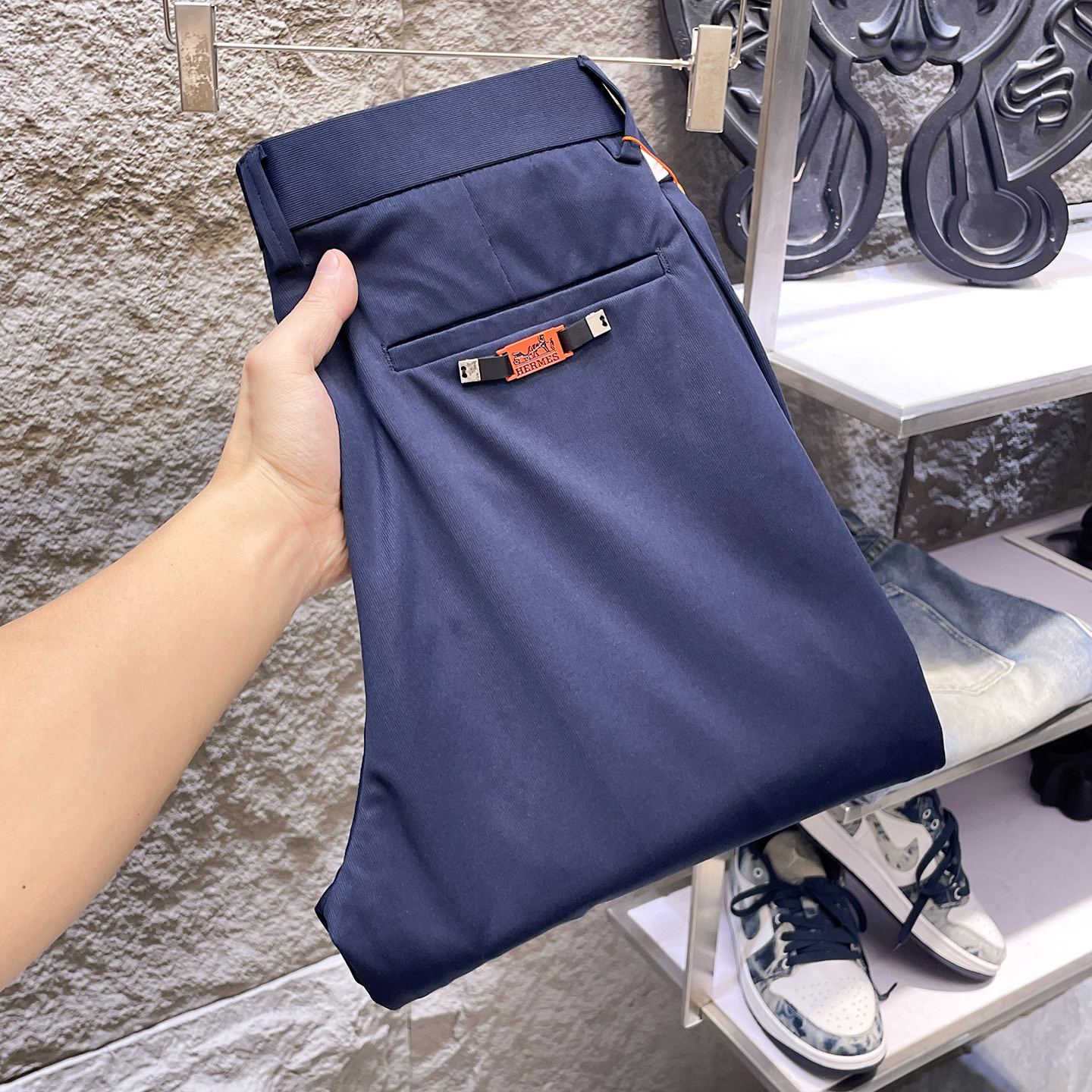 NO:907072,HERMES casual pants, trousers, new style, four seasons, special fabric for advanced custom trousers, customized original hardware, heavy craftsmanship, fine turning and routing, customized fabric, soft and comfortable, significant texture, exquisite accessories, great upper body effect, complete three standards, standard size 29-40 (shipped next day),, hermes, hermes,19860909HERMES爱马仕 休闲裤 西裤 新款 四季款 高级定制裤子专用面料 定制原版五金 重工工艺打造 车工走线精细 定制面料 柔软舒适 质感显著 辅料精美 上身效果超赞 三标齐全 标准尺码29-40（隔天出货）,,hermes,hermes,,Men's clothing